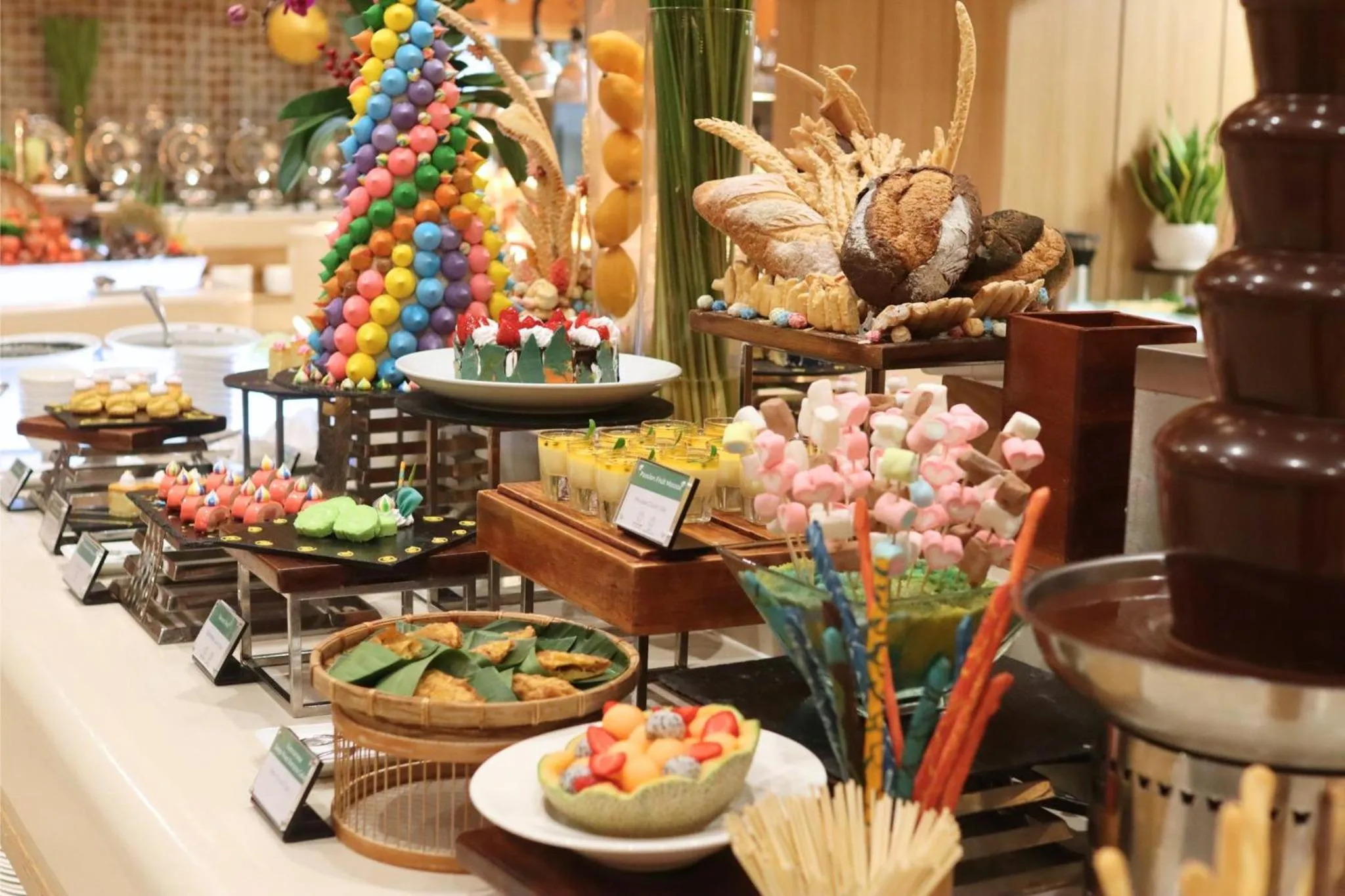 Restaurant/places to eat in Holiday Inn & Suites Saigon Airport by IHG