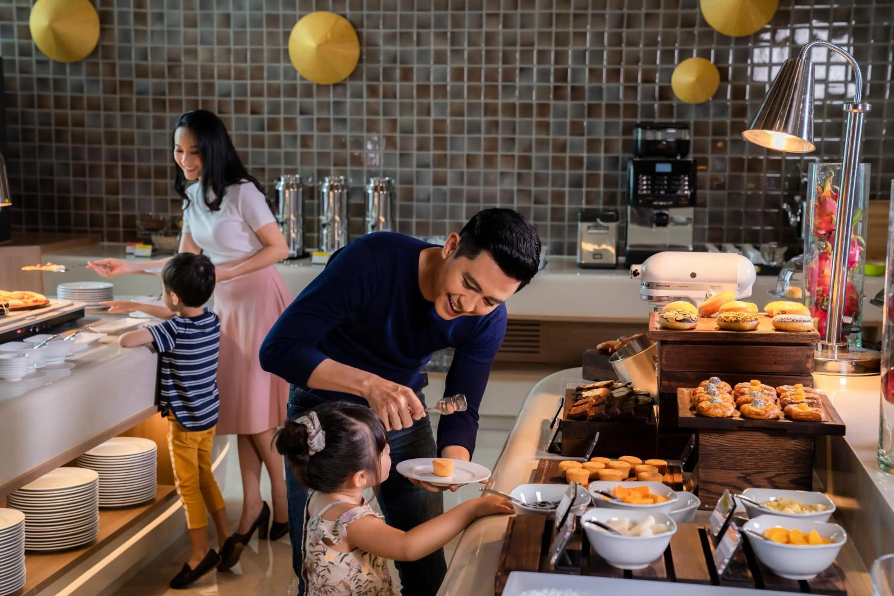 Restaurant/places to eat in Holiday Inn & Suites Saigon Airport by IHG