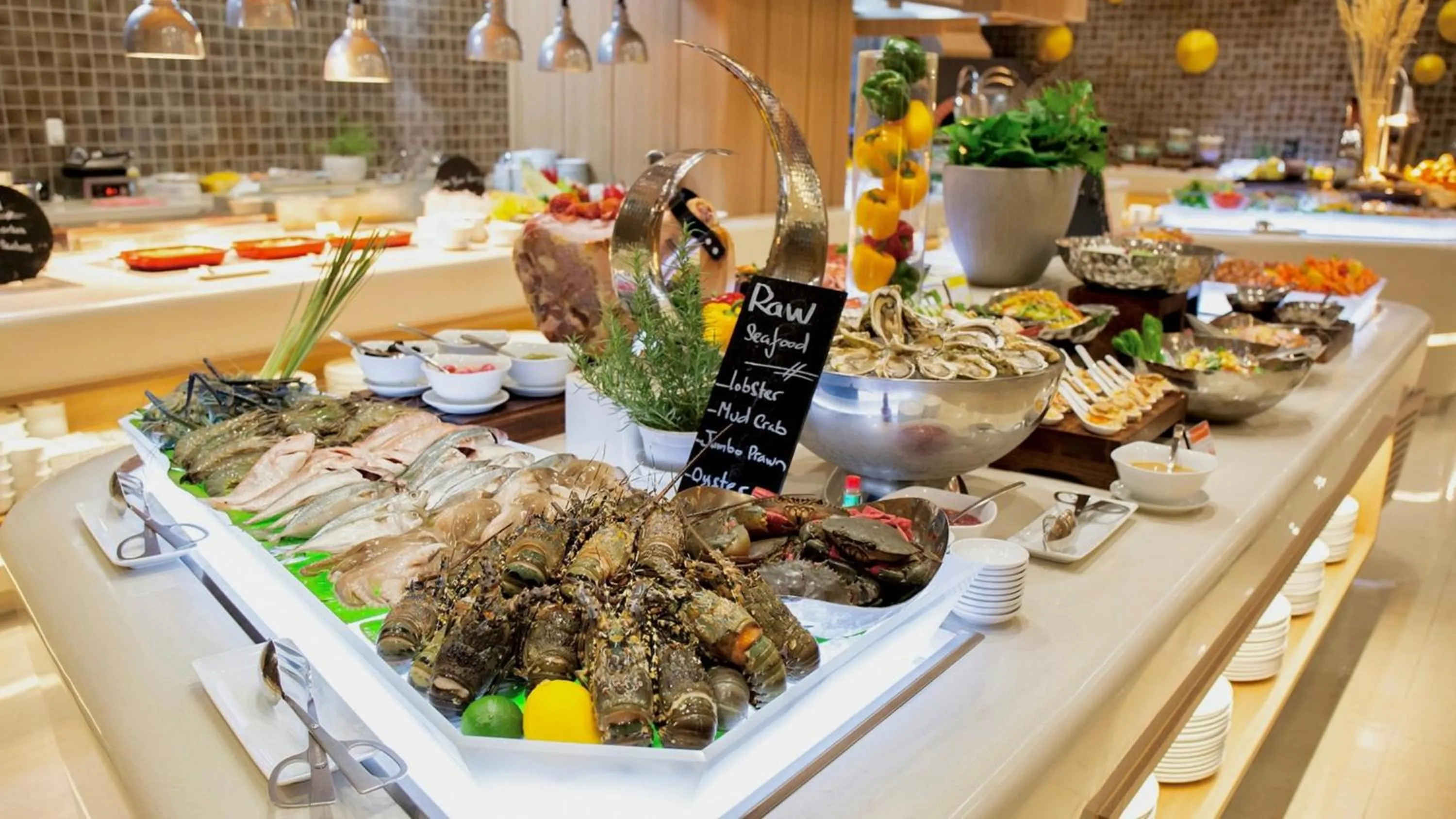 Restaurant/places to eat in Holiday Inn & Suites Saigon Airport by IHG