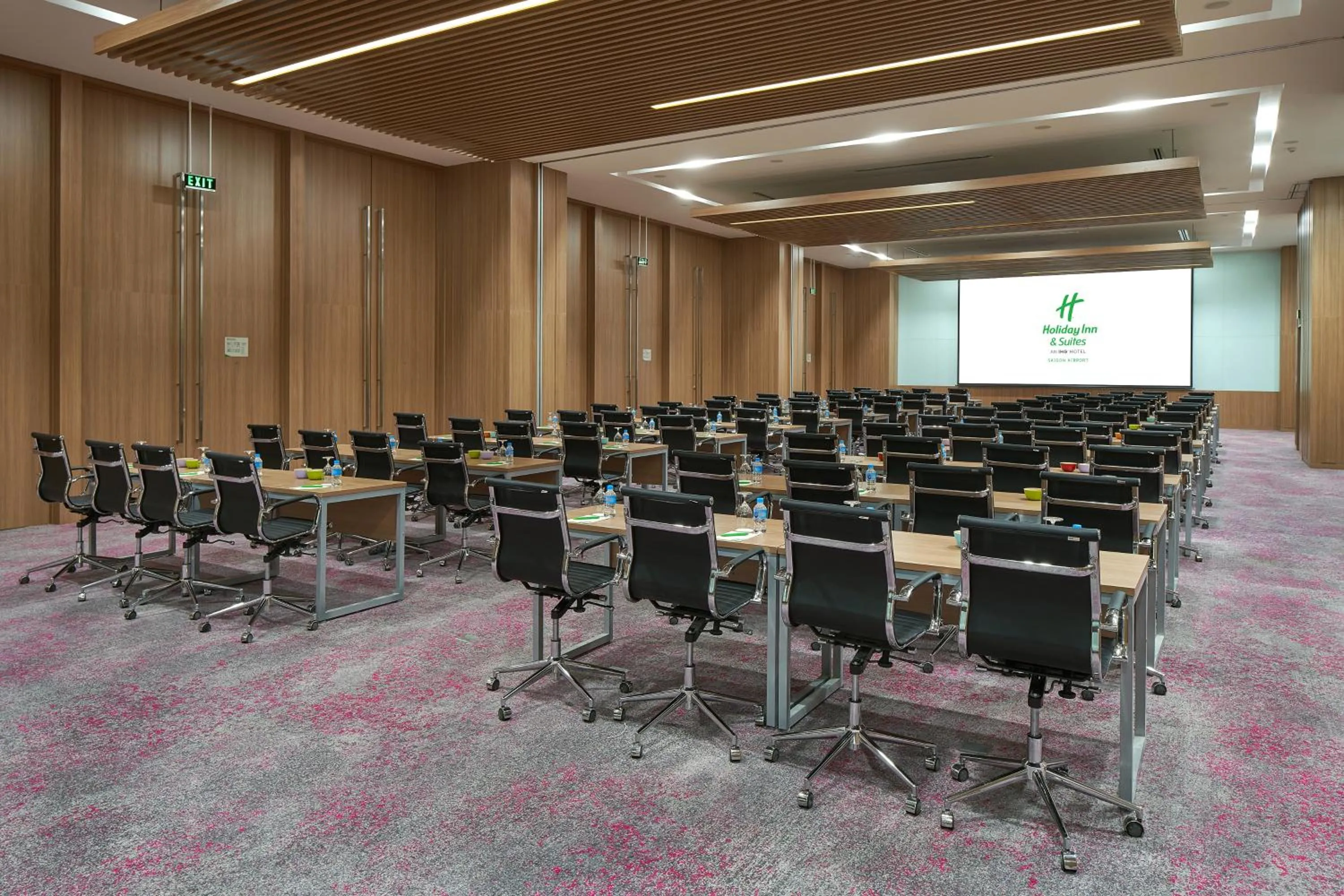Business facilities in Holiday Inn & Suites Saigon Airport by IHG