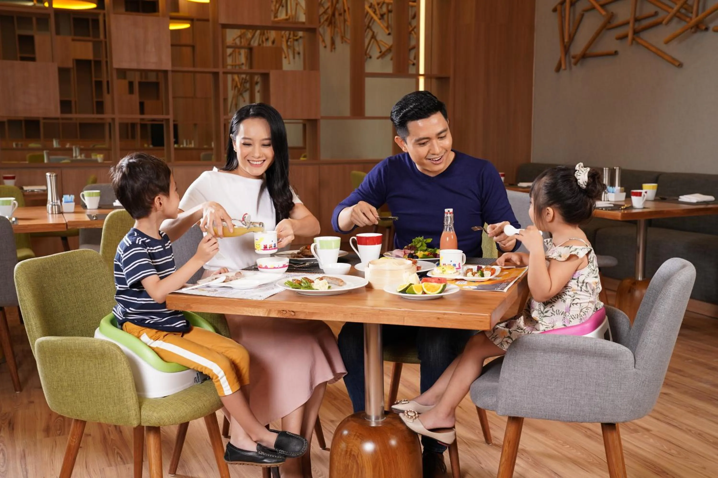 Restaurant/places to eat in Holiday Inn & Suites Saigon Airport by IHG