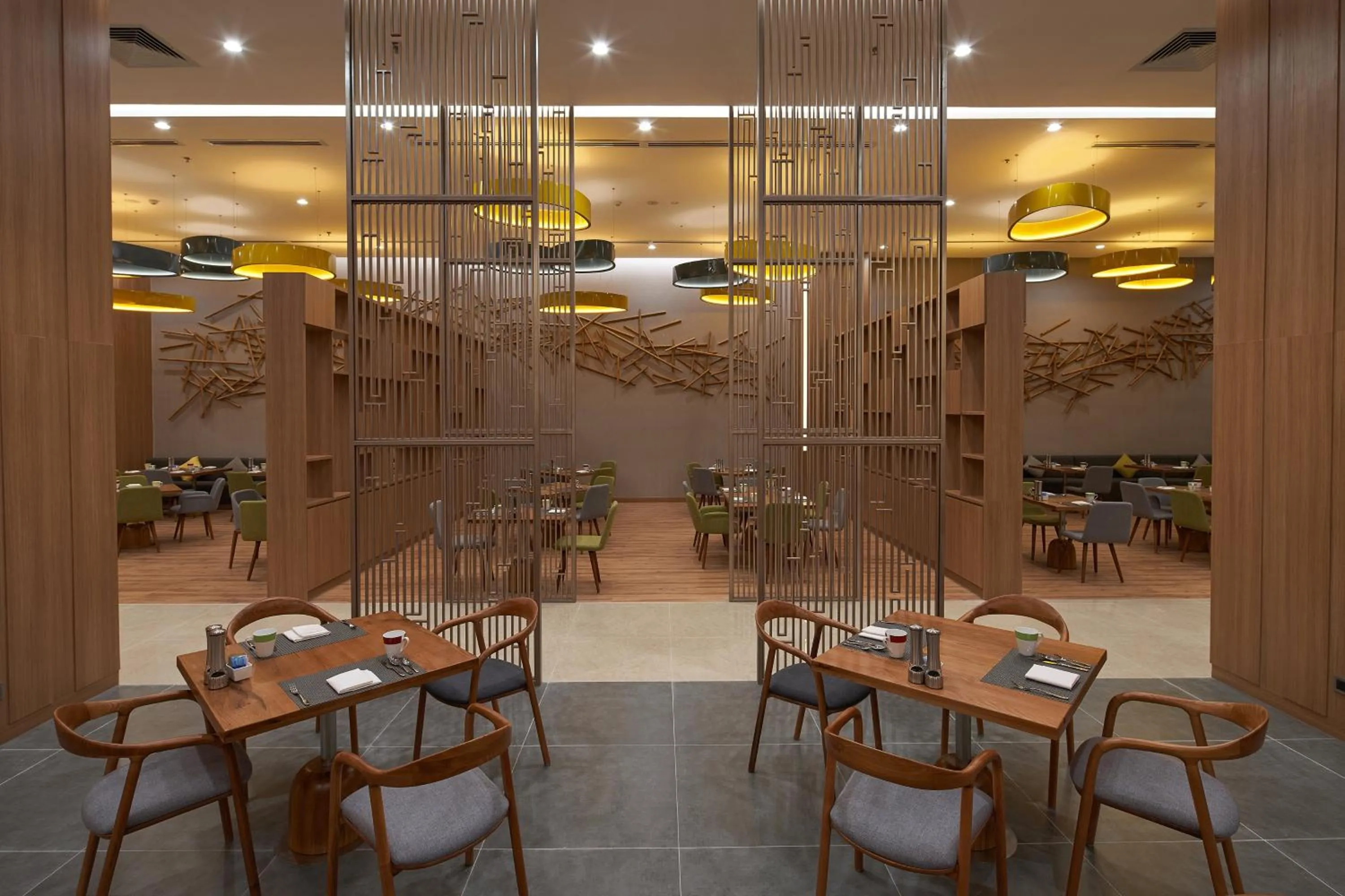 Restaurant/places to eat in Holiday Inn & Suites Saigon Airport by IHG