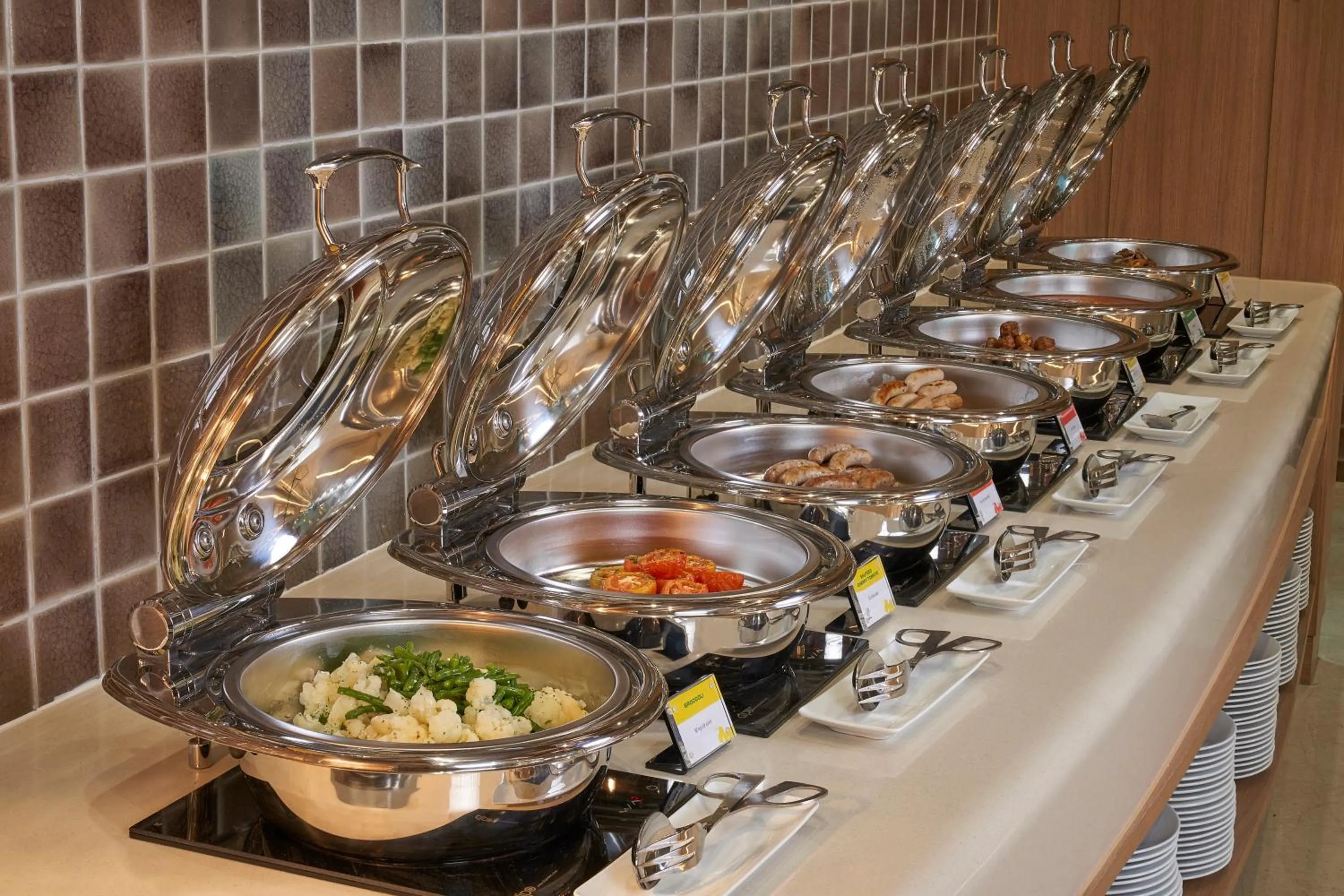 Restaurant/places to eat in Holiday Inn & Suites Saigon Airport by IHG