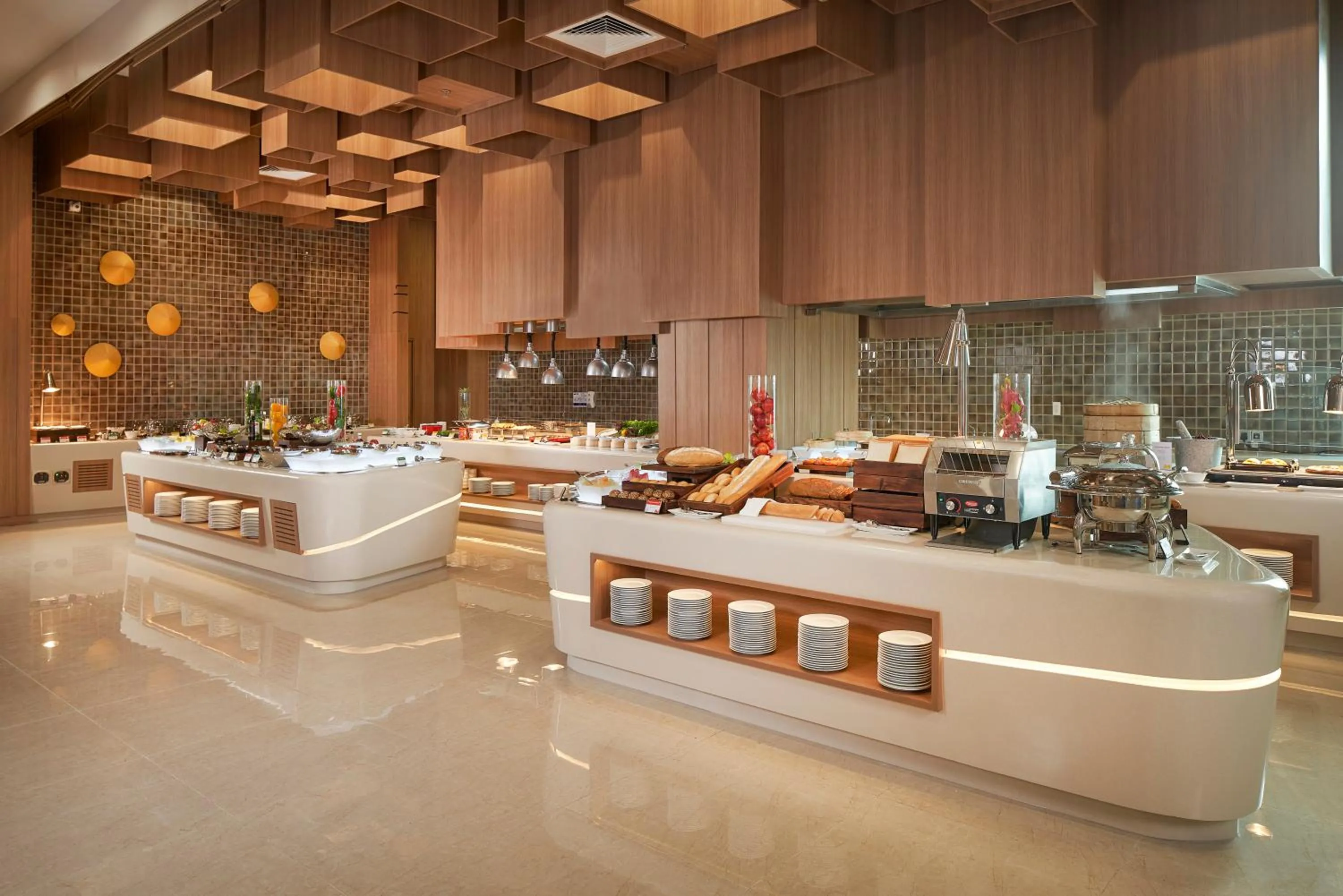 Restaurant/places to eat in Holiday Inn & Suites Saigon Airport by IHG