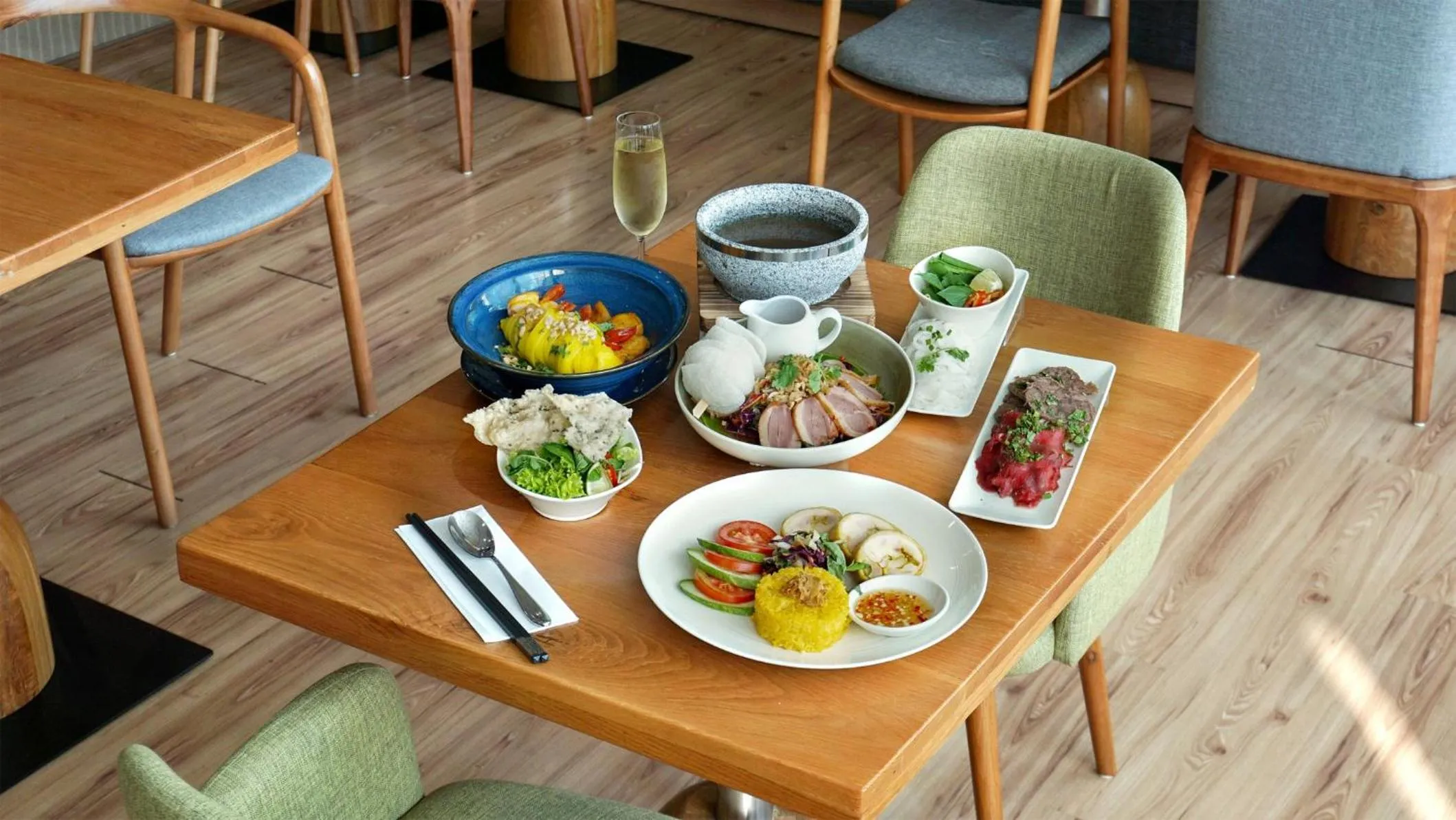 Restaurant/places to eat in Holiday Inn & Suites Saigon Airport by IHG
