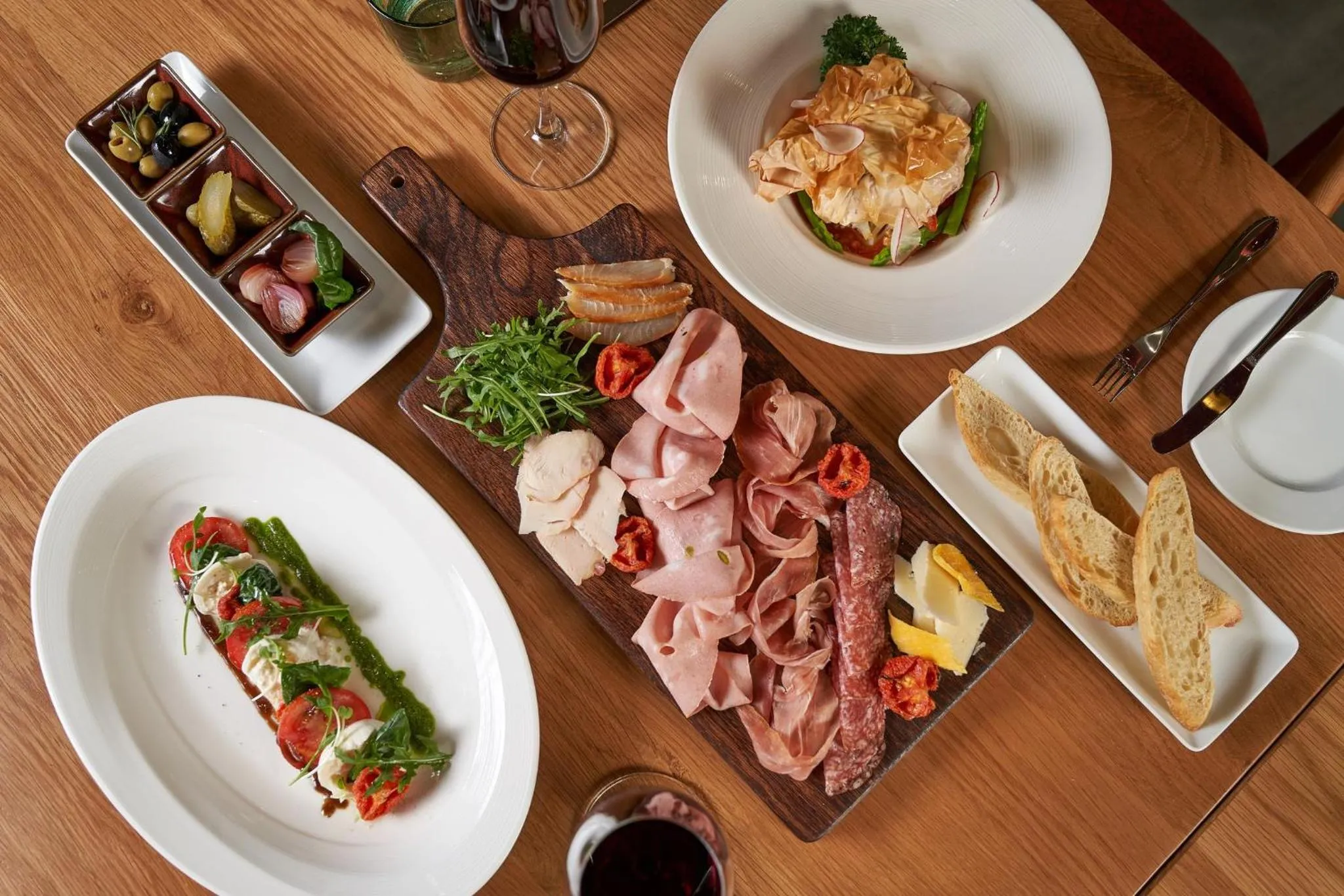 Restaurant/places to eat in Holiday Inn & Suites Saigon Airport by IHG