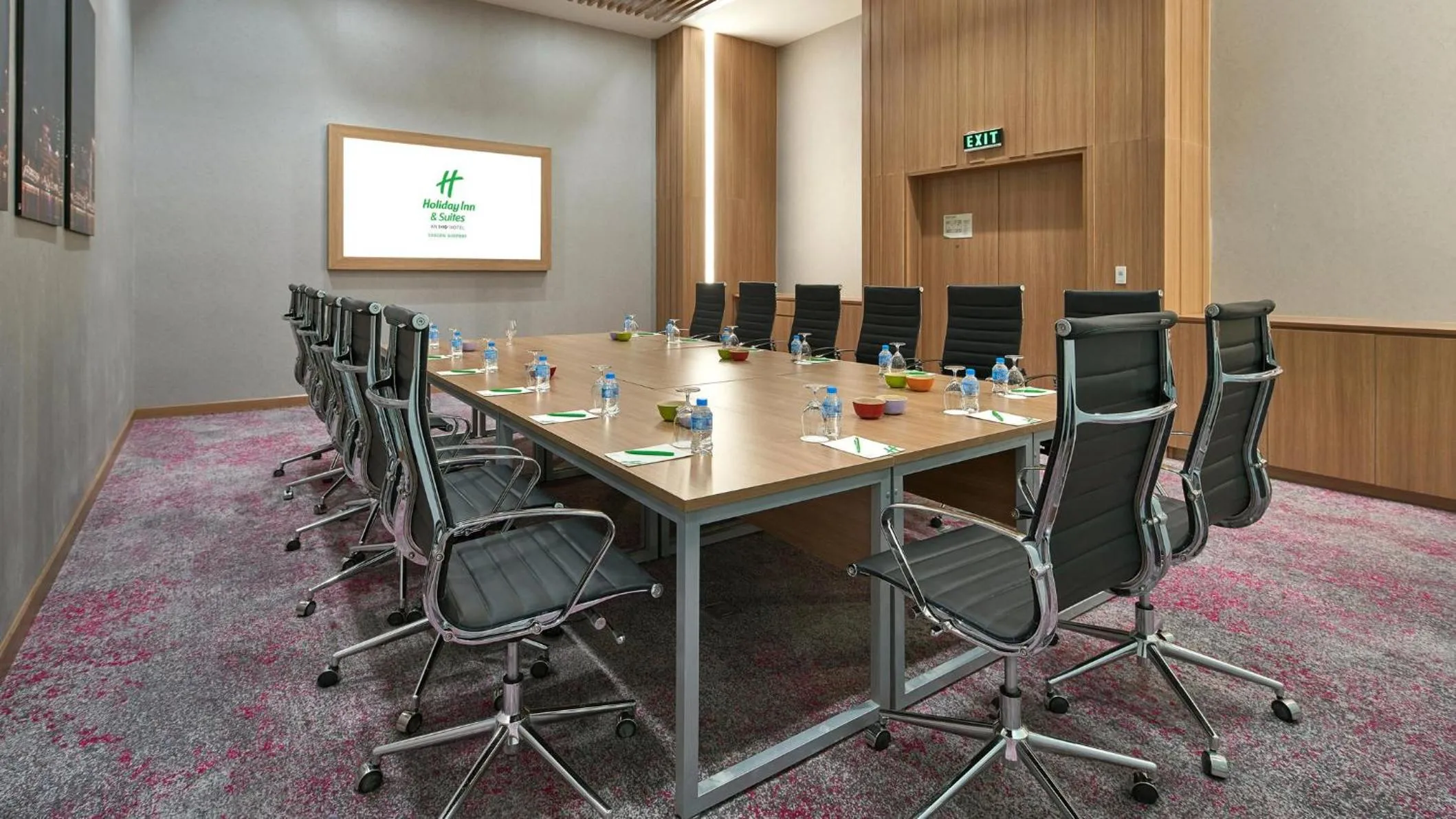 Meeting/conference room in Holiday Inn & Suites Saigon Airport by IHG