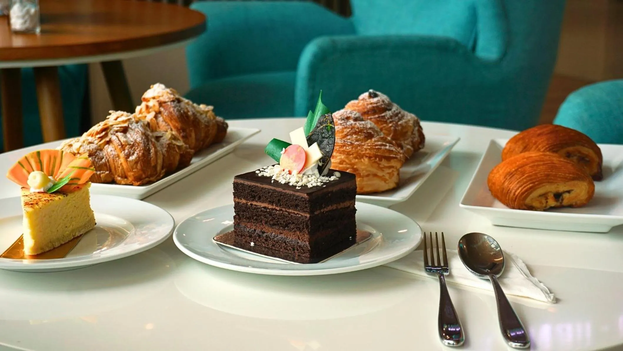 Restaurant/places to eat in Holiday Inn & Suites Saigon Airport by IHG