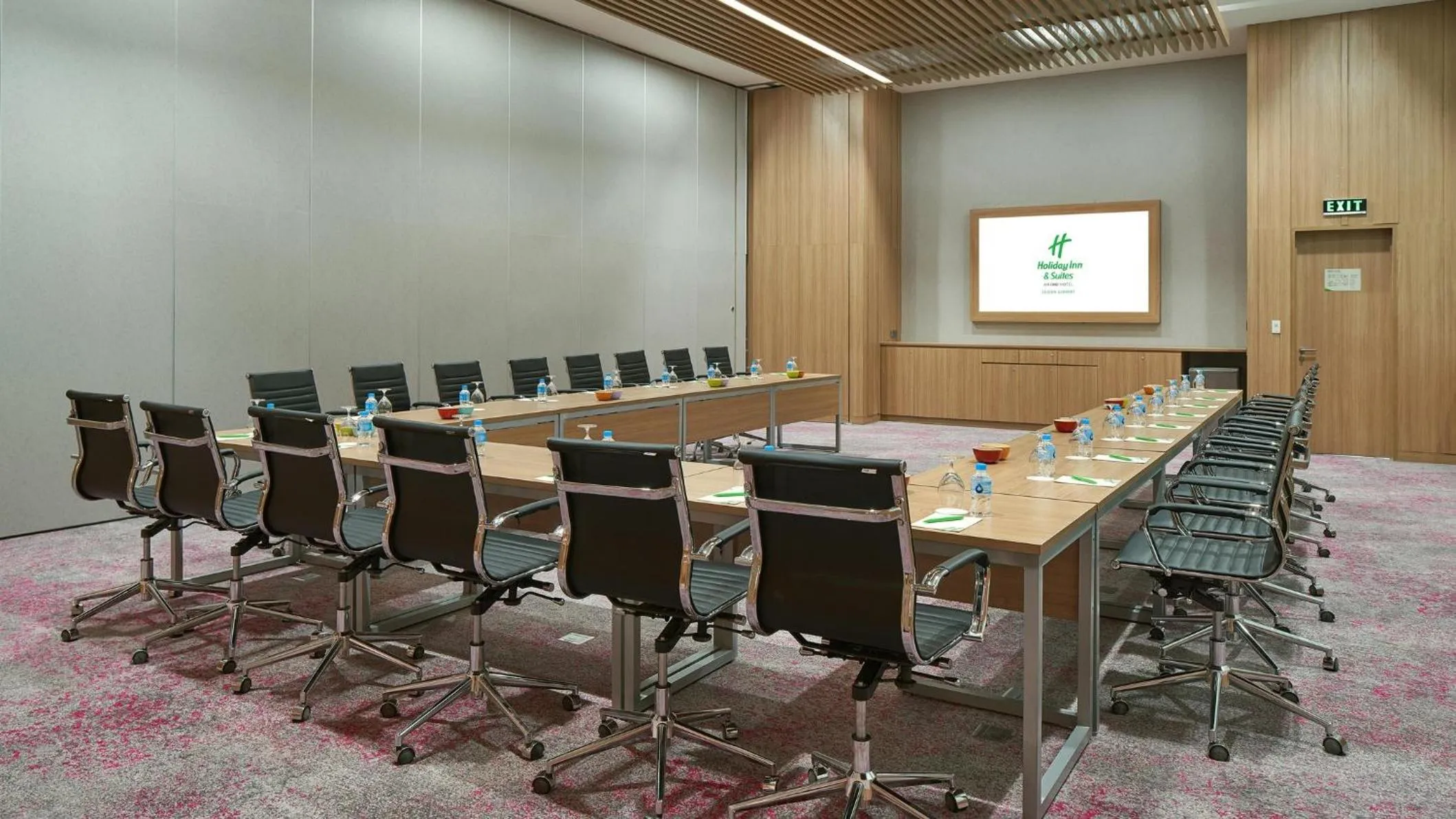 Meeting/conference room in Holiday Inn & Suites Saigon Airport by IHG