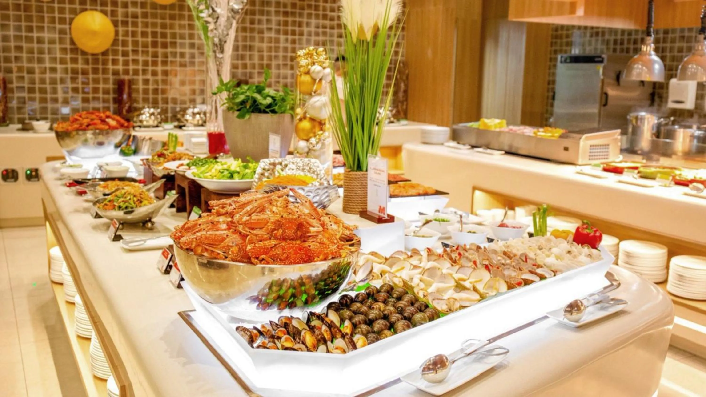 Restaurant/places to eat in Holiday Inn & Suites Saigon Airport by IHG