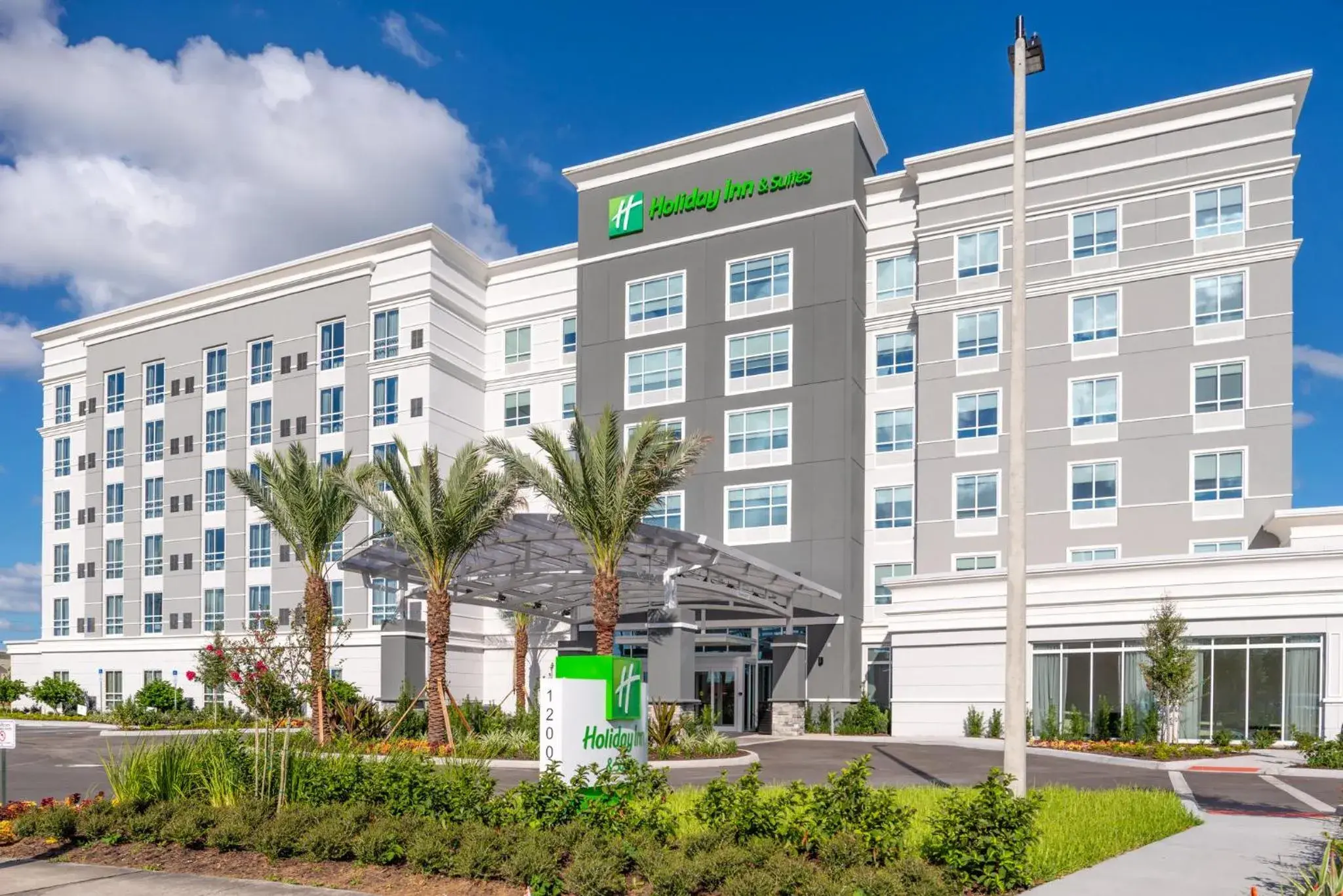 Property building in Holiday Inn & Suites Orlando - I-Drive - Theme Parks by IHG Property building in Holiday Inn & Suites Orlando - I-Drive - Theme Parks by IHG