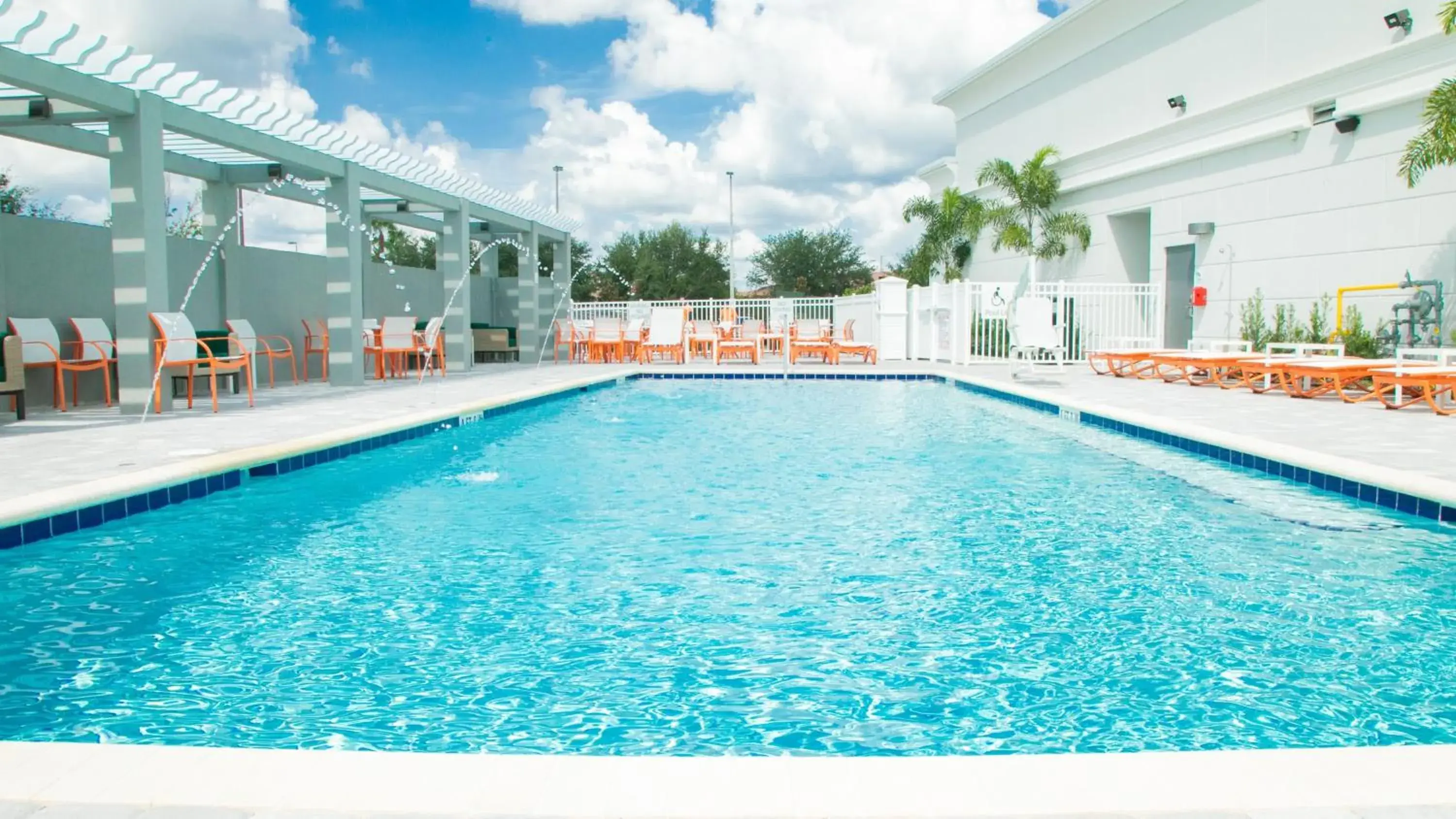 Swimming pool in Holiday Inn & Suites Orlando - I-Drive - Theme Parks by IHG Swimming pool in Holiday Inn & Suites Orlando - I-Drive - Theme Parks by IHG