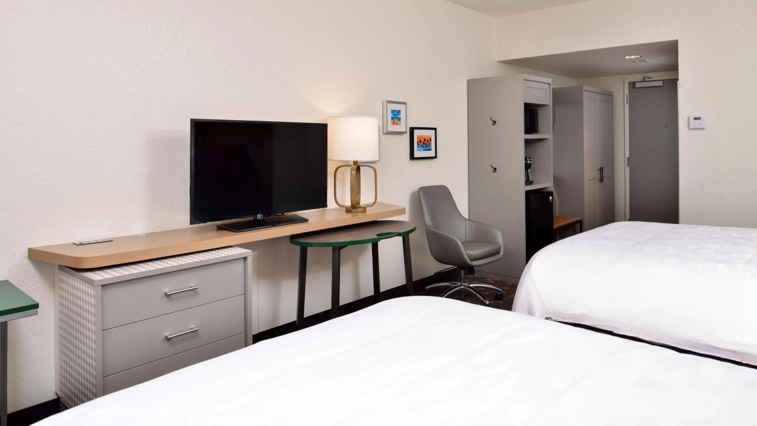Photo of the whole room, Bed in Holiday Inn & Suites Orlando - I-Drive - Theme Parks by IHG