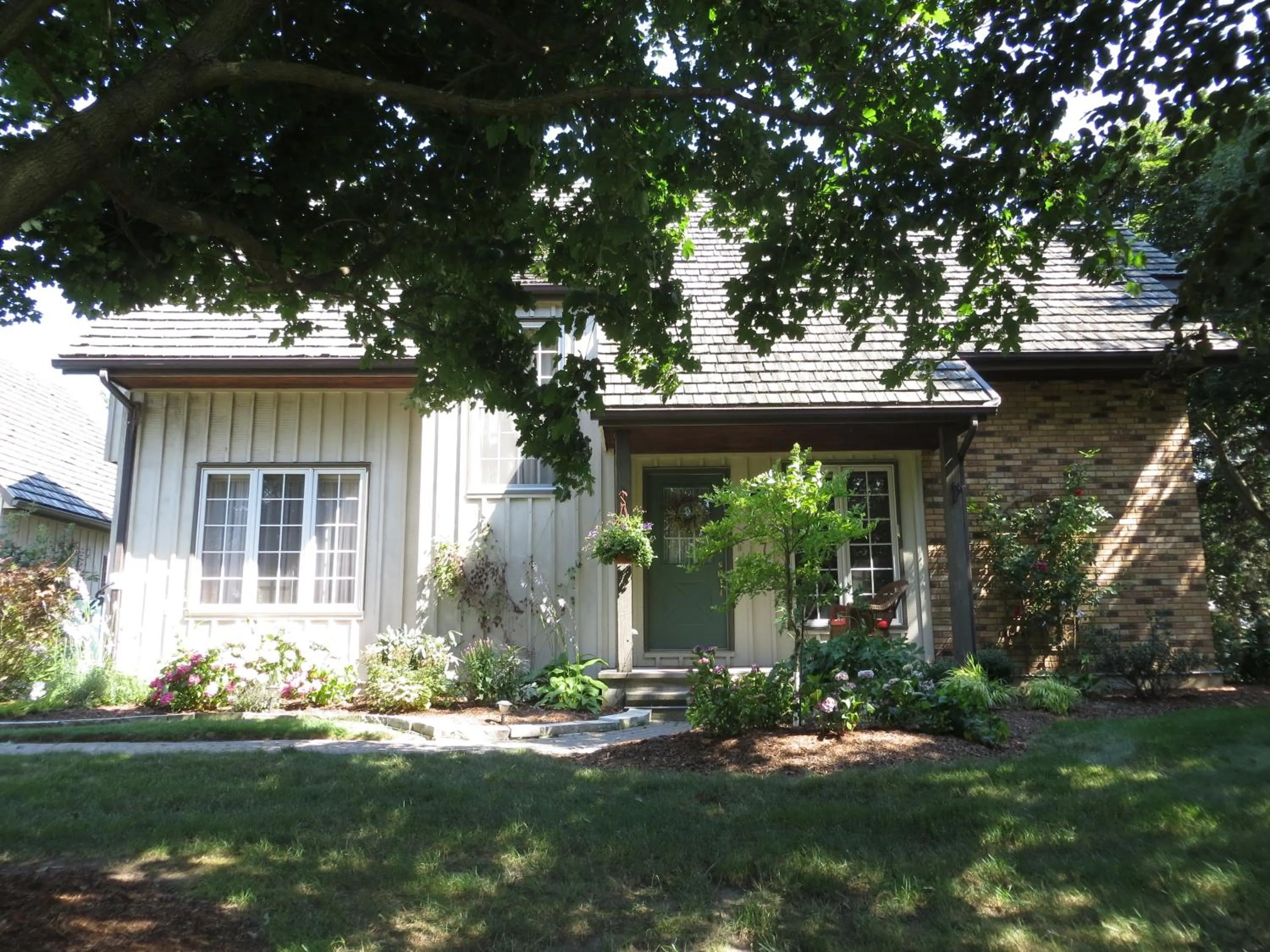 Facade/entrance in Cedar Gables Bed & Breakfast