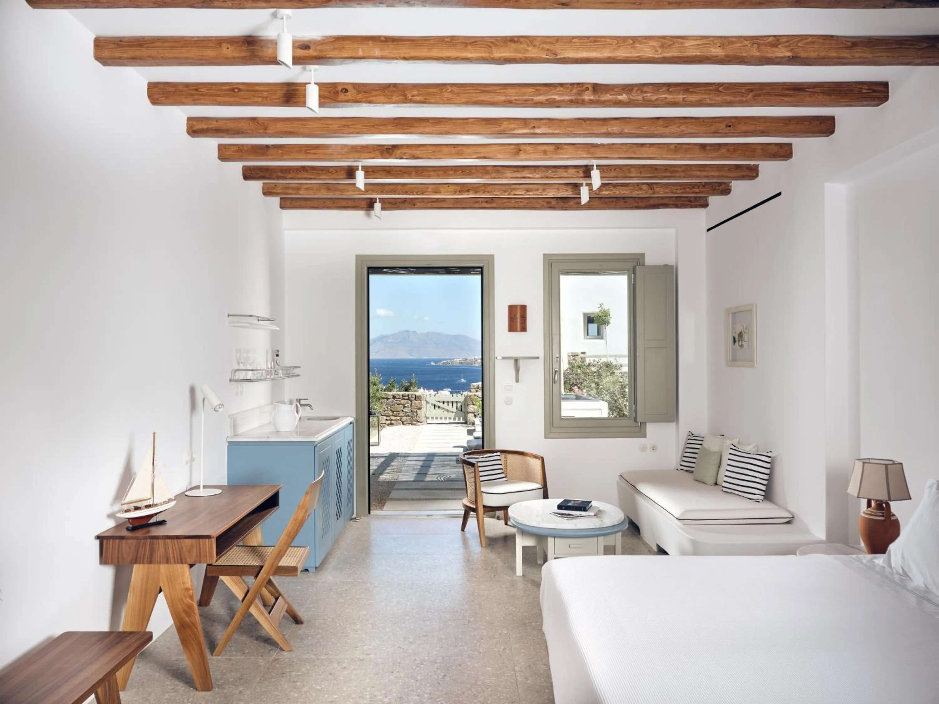 Hot Tub, Bed in Belvedere Mykonos - Hilltop Rooms & Suites - The Leading Hotels of the World