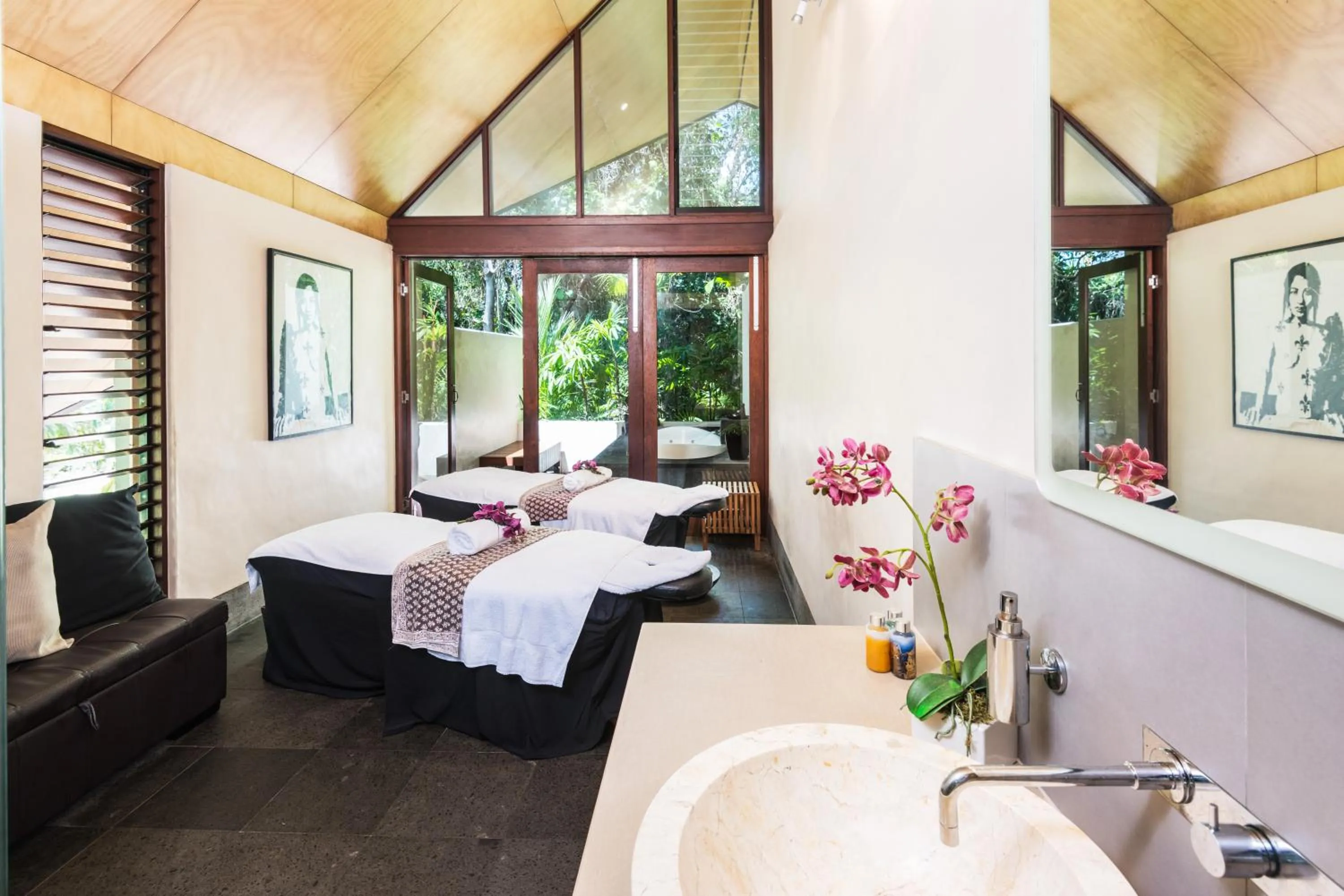 Massage, Bed in Niramaya Villas and Spa