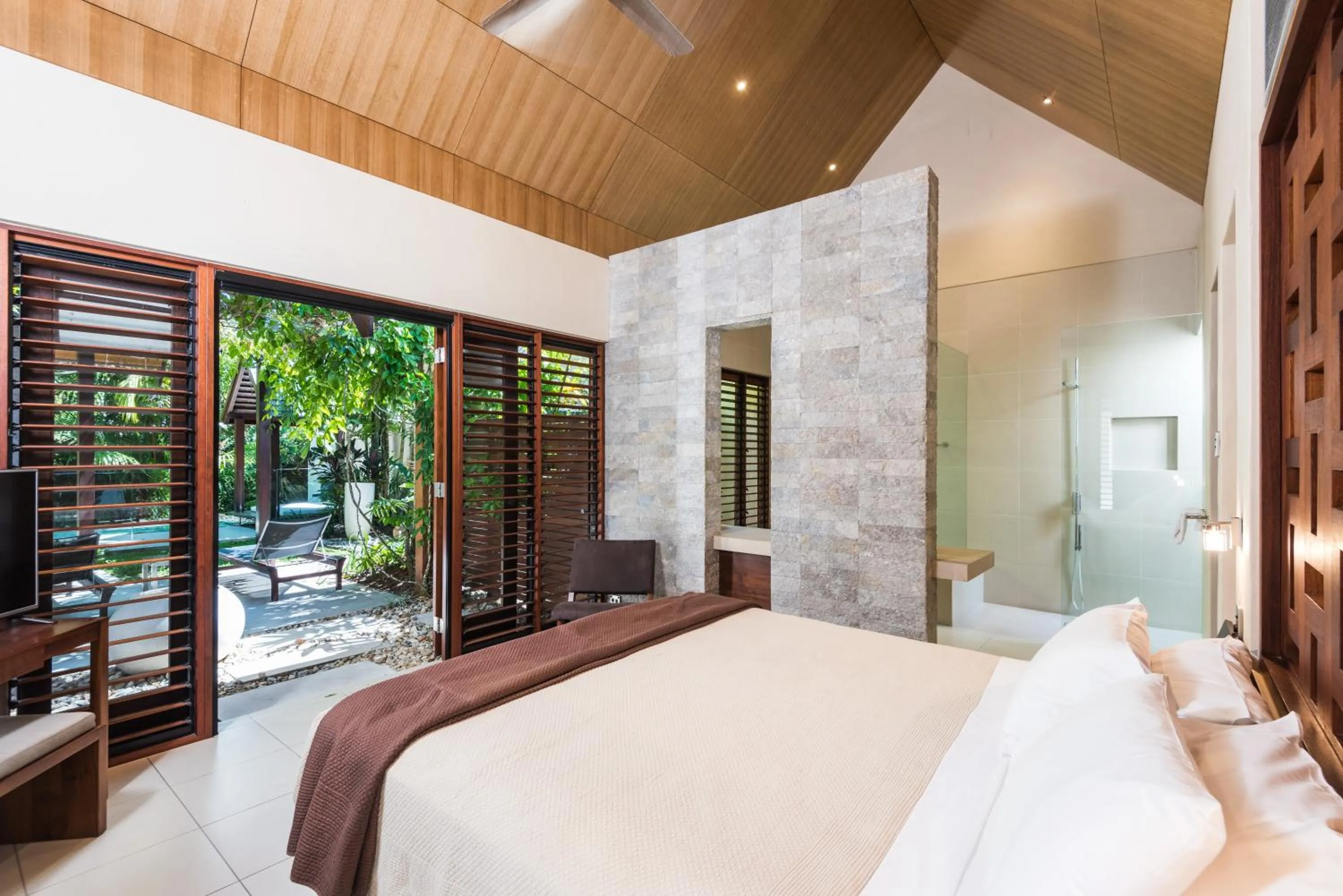 Bathroom, Bed in Niramaya Villas and Spa
