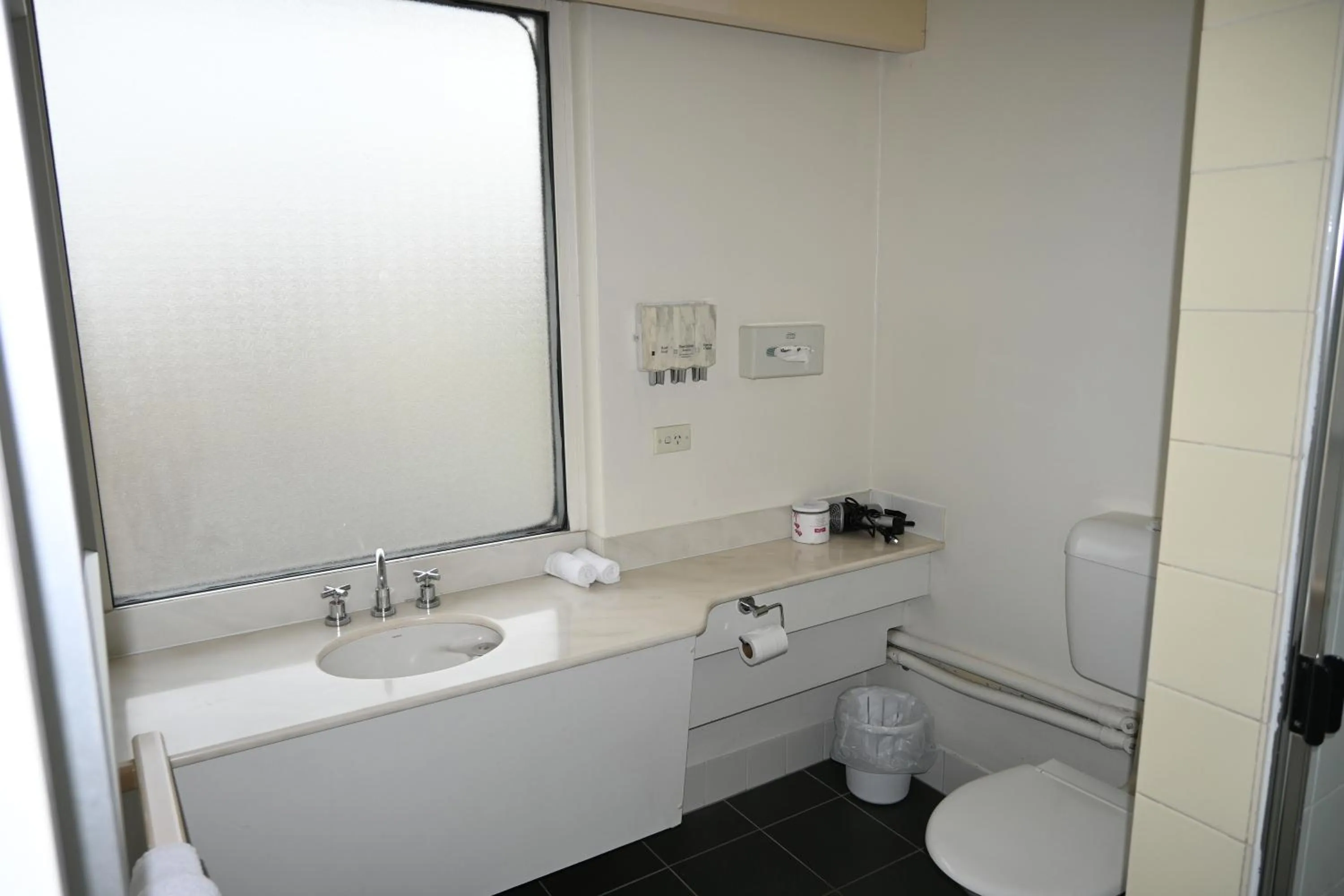 Bathroom in Hamilton Motor Inn