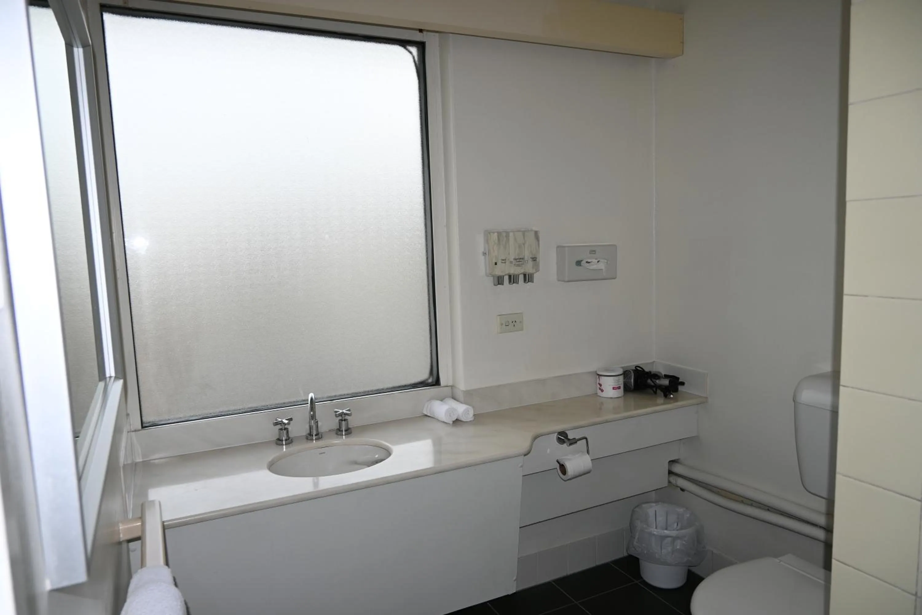 Bathroom in Hamilton Motor Inn