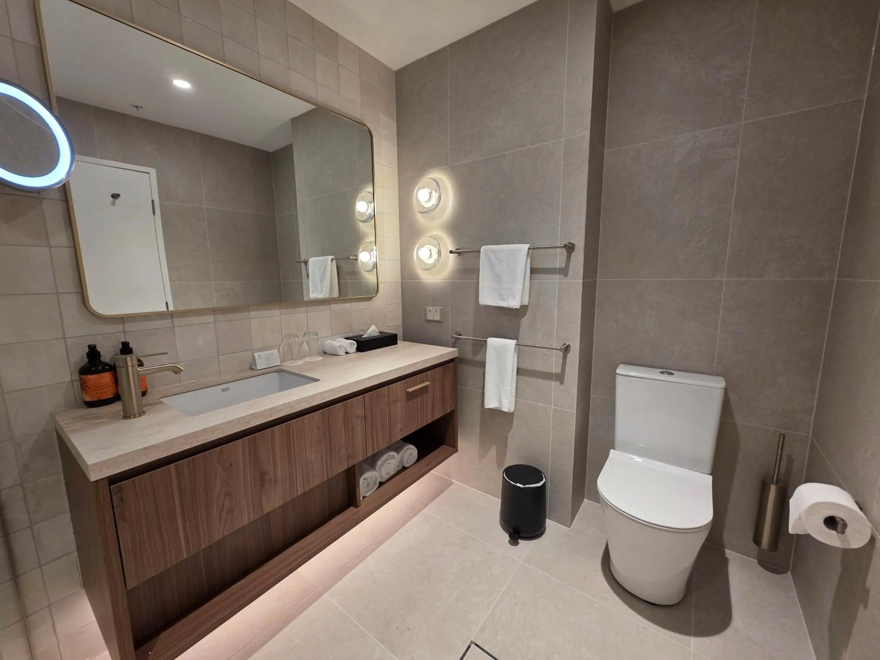 Amora Herencia Riverwalk Melbourne