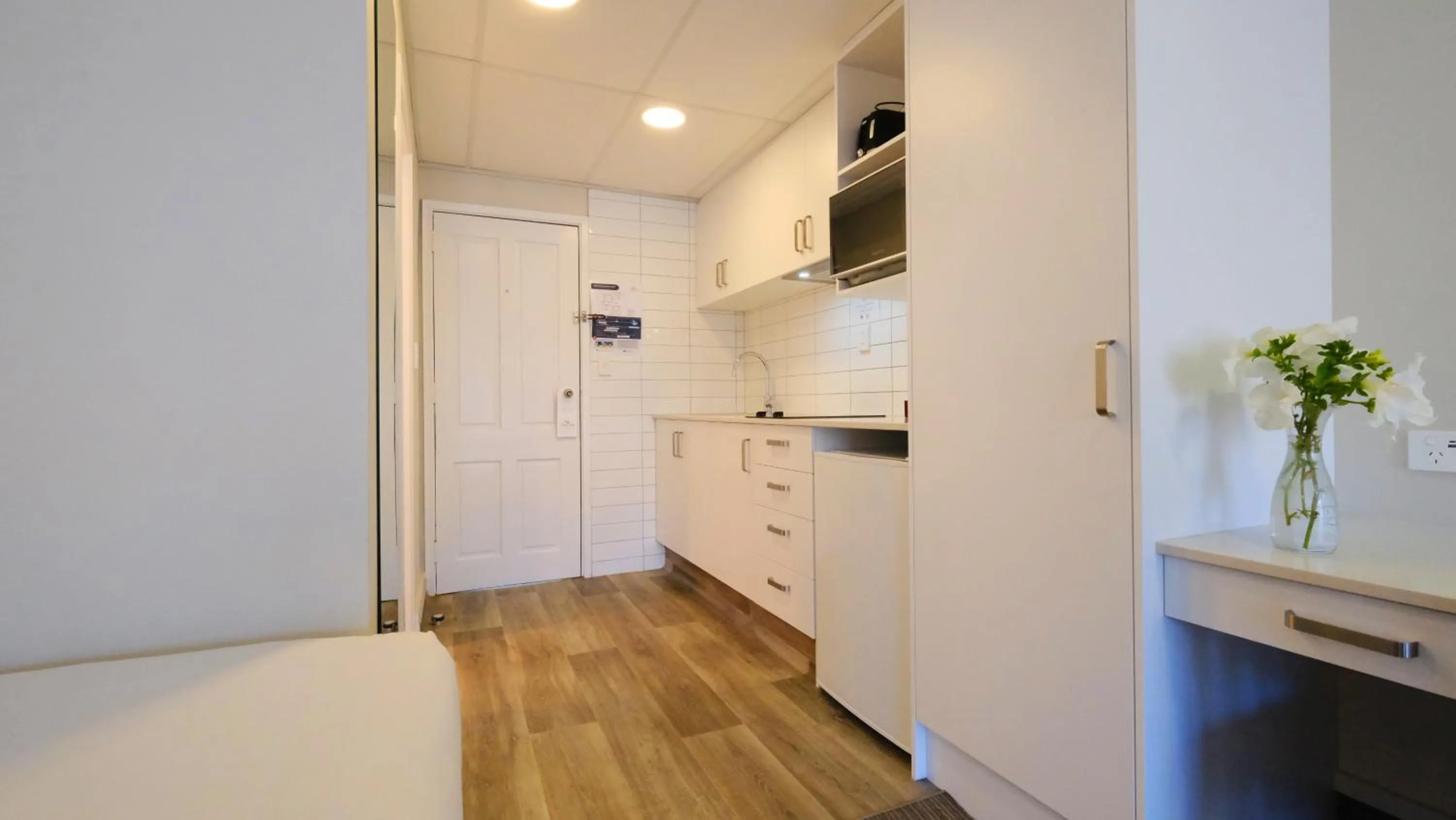 Kitchen or kitchenette in The Garden Hotel