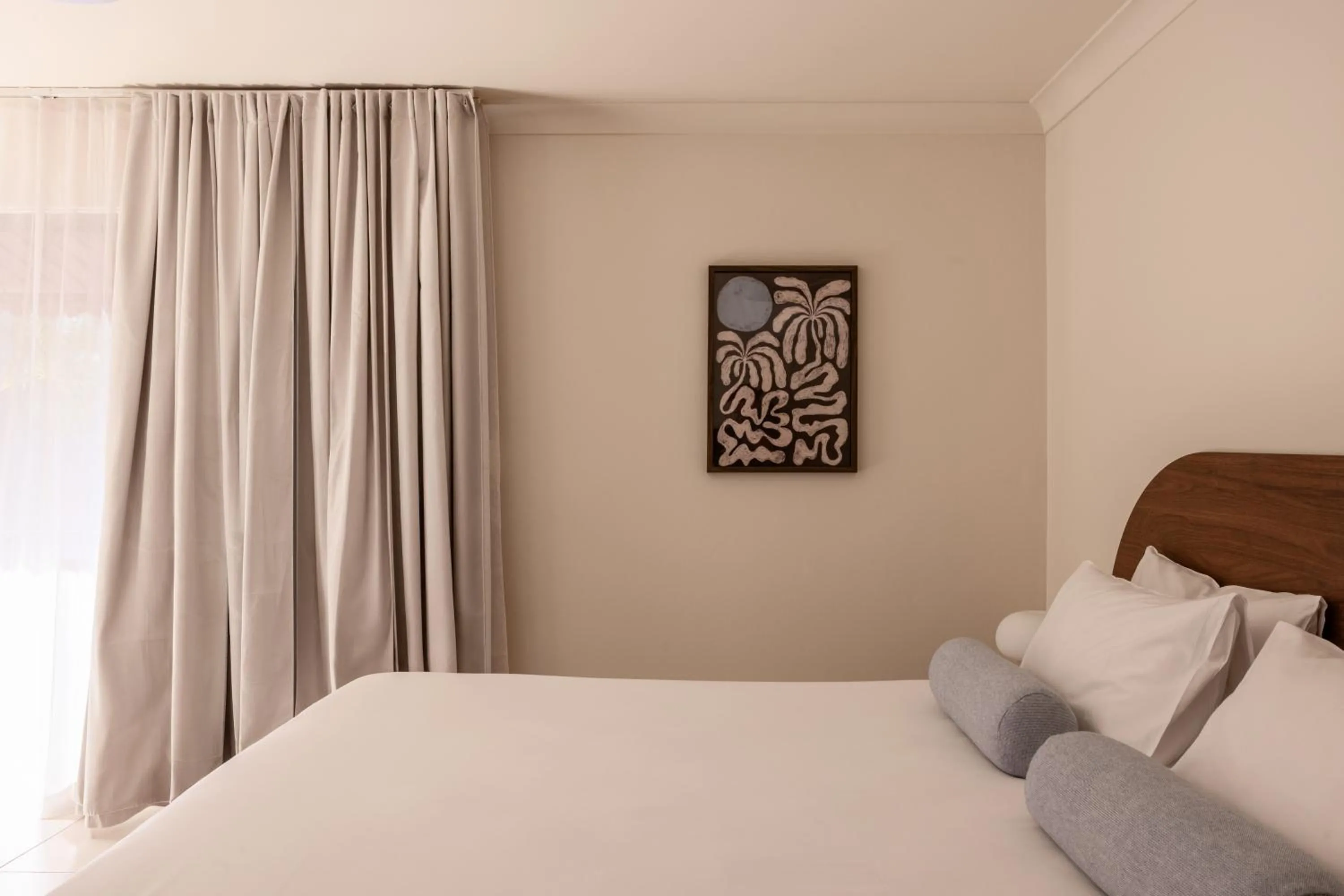Bed in Gold Coast Airport Motel - Only 300 Meters To Airport Terminal