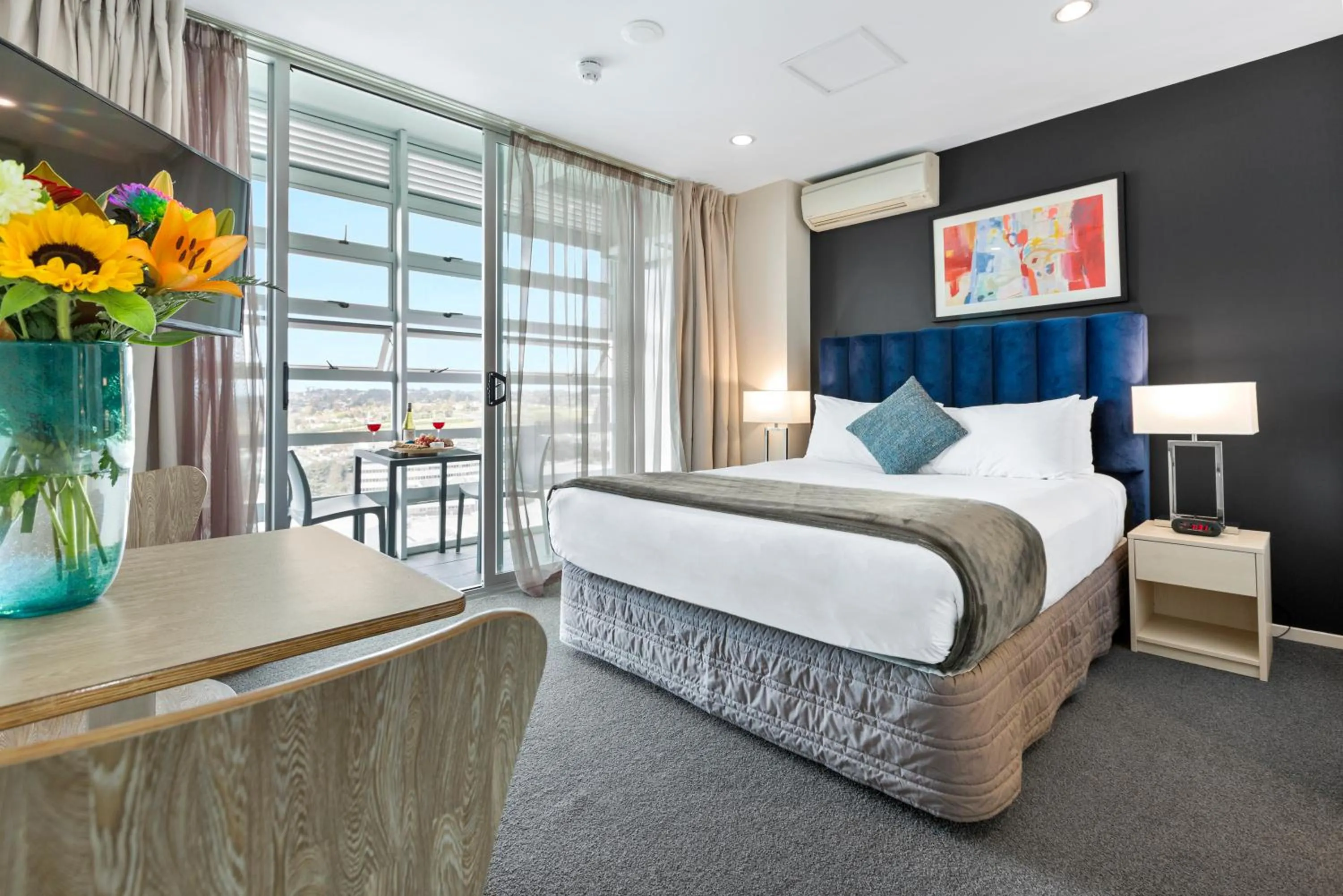 Photo of the whole room, Bed in Proximity Apartments Manukau / Auckland Airport