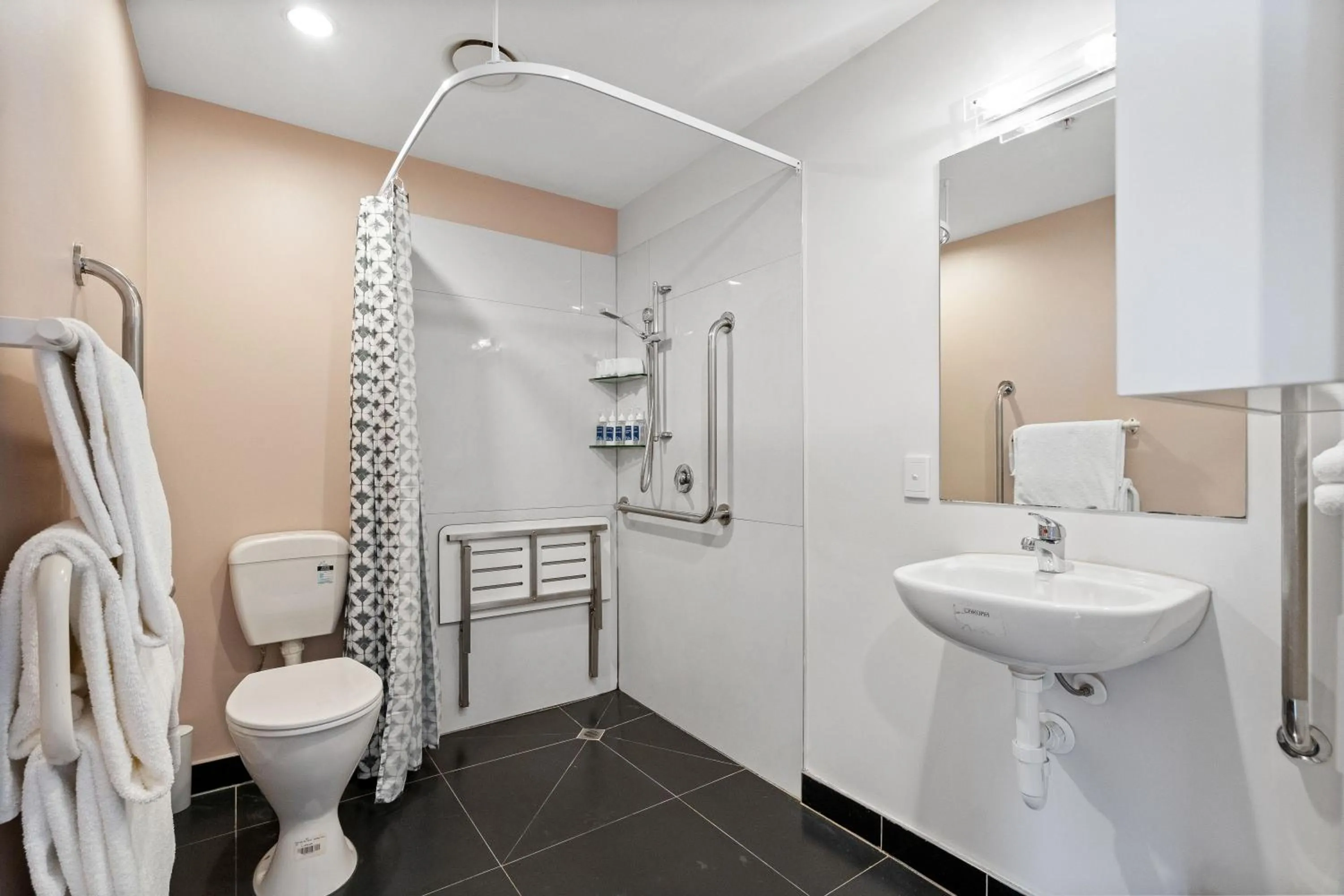Shower in Proximity Apartments Manukau / Auckland Airport