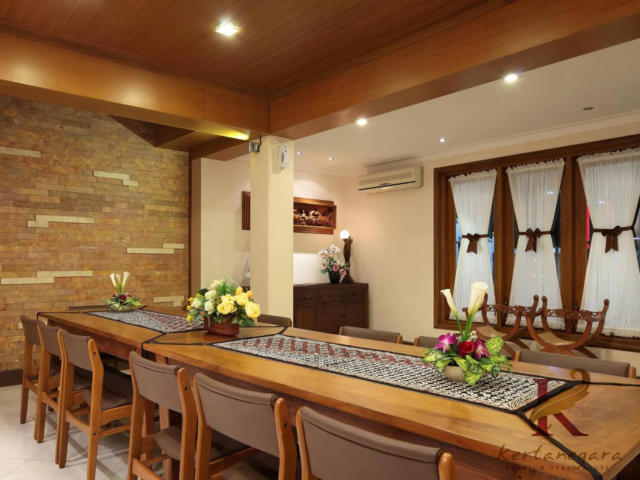 Dining area in Kertanegara Premium Guest House