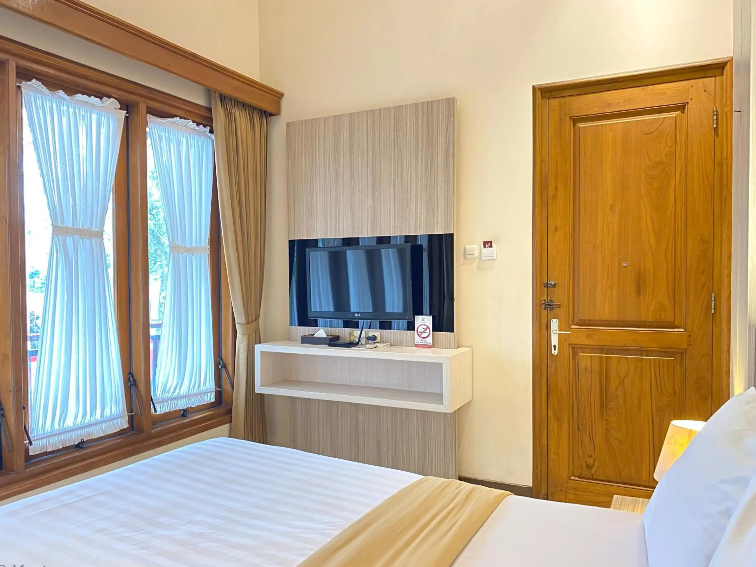Standard Double Room in Kertanegara Premium Guest House Standard Double Room in Kertanegara Premium Guest House