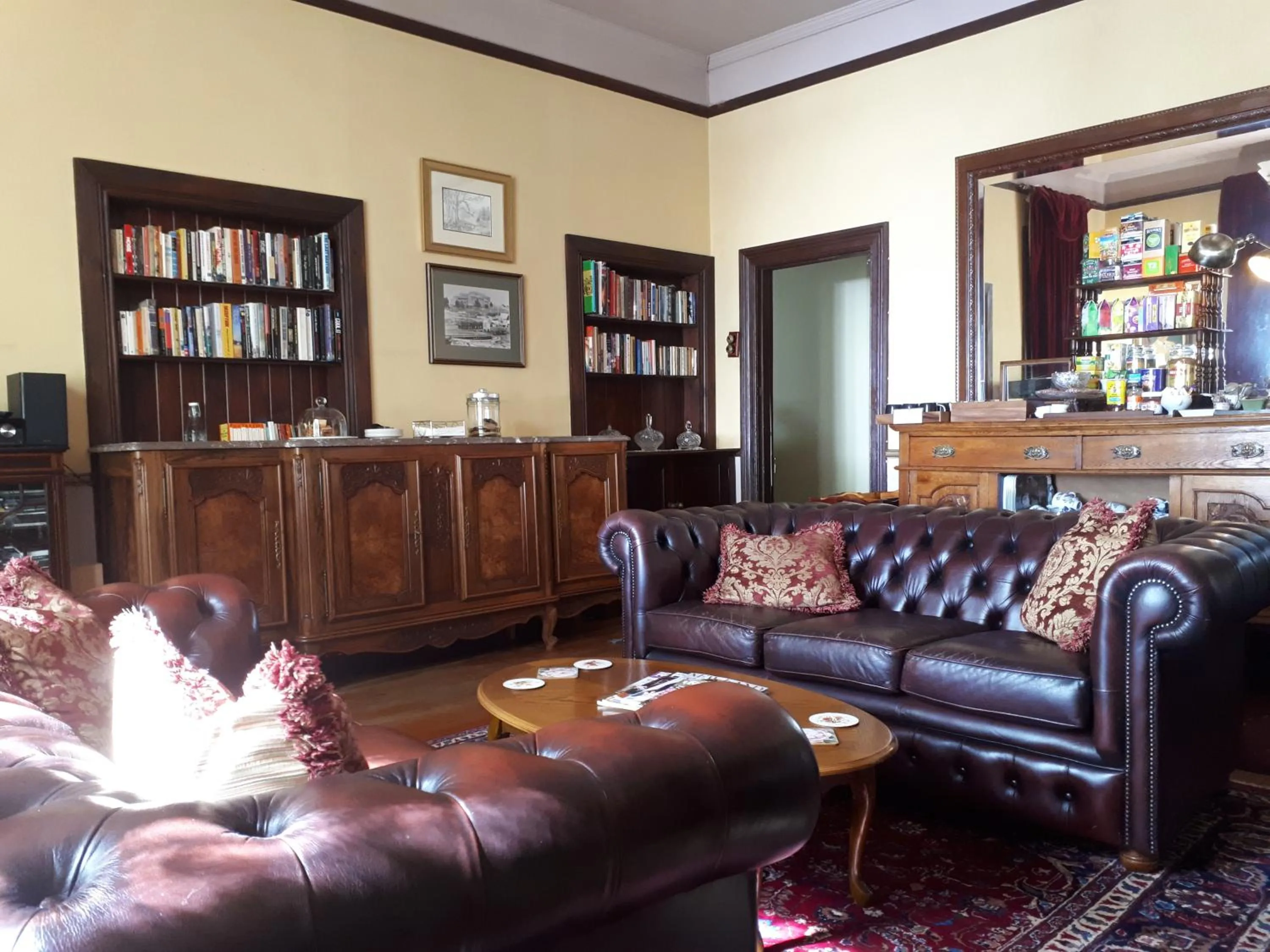 Communal lounge/ TV room in Kurrara Historic Guest House