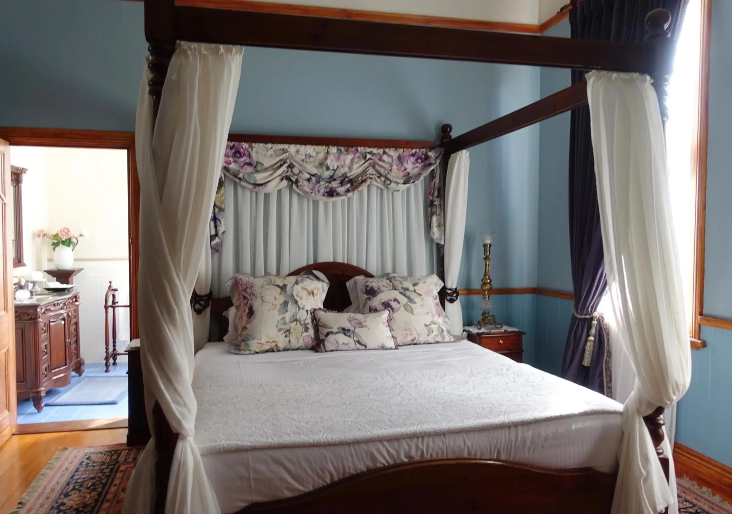 Deluxe King Room with Spa Bath in Kurrara Historic Guest House Deluxe King Room with Spa Bath in Kurrara Historic Guest House