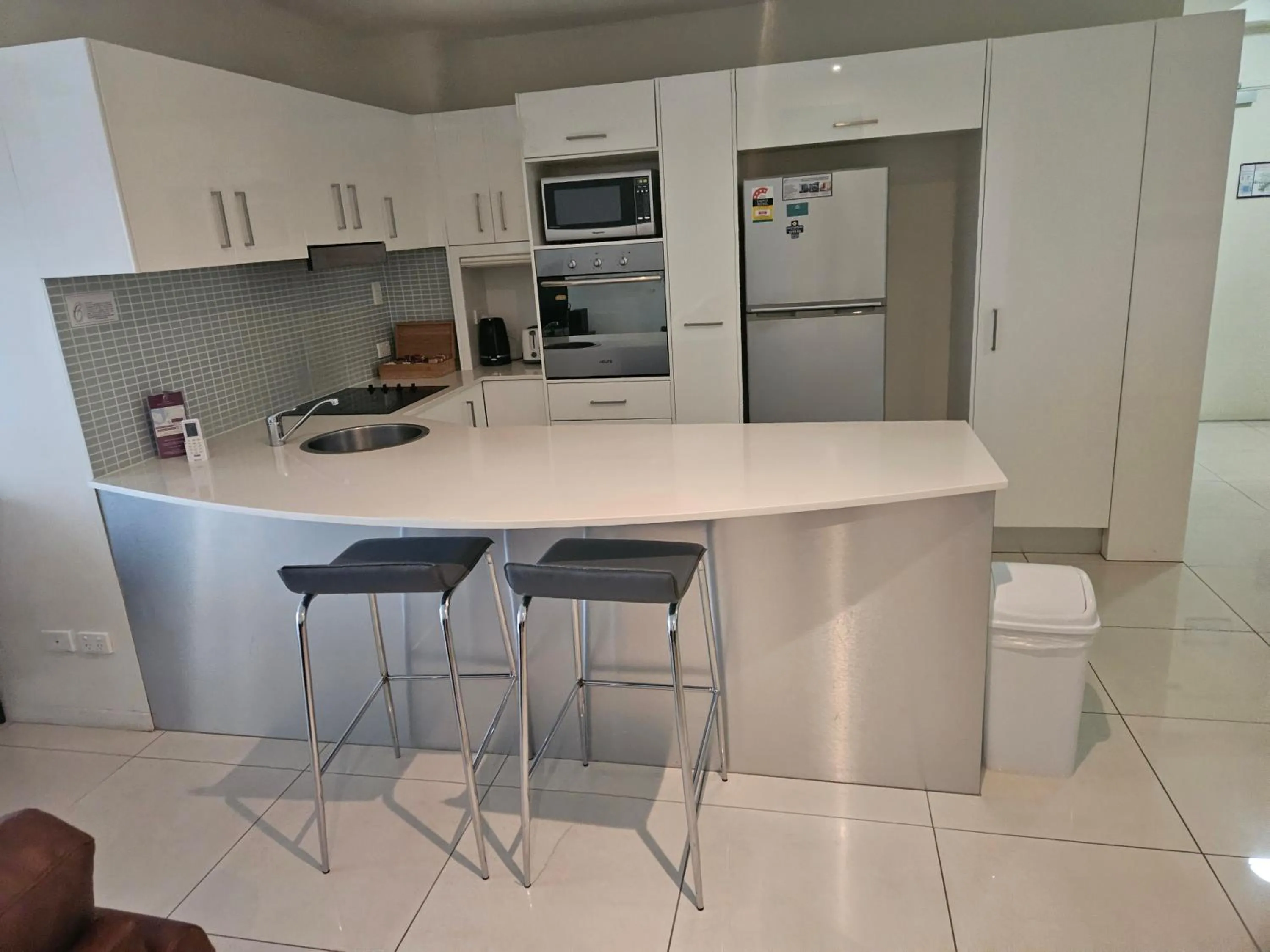 Kitchen or kitchenette in Gladstone City Central Apartment Hotel Official
