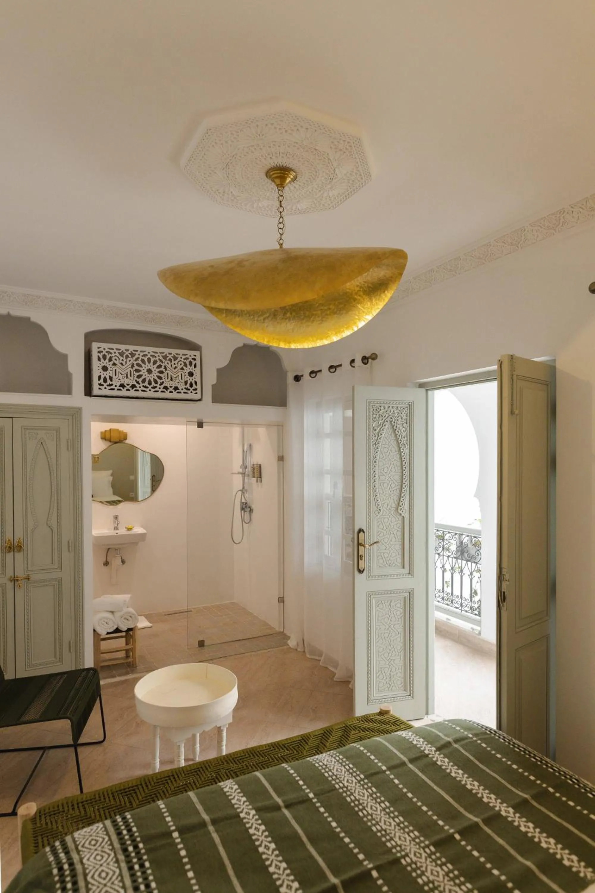 Shower, Bed in Riad M17 - Hammam & Spa