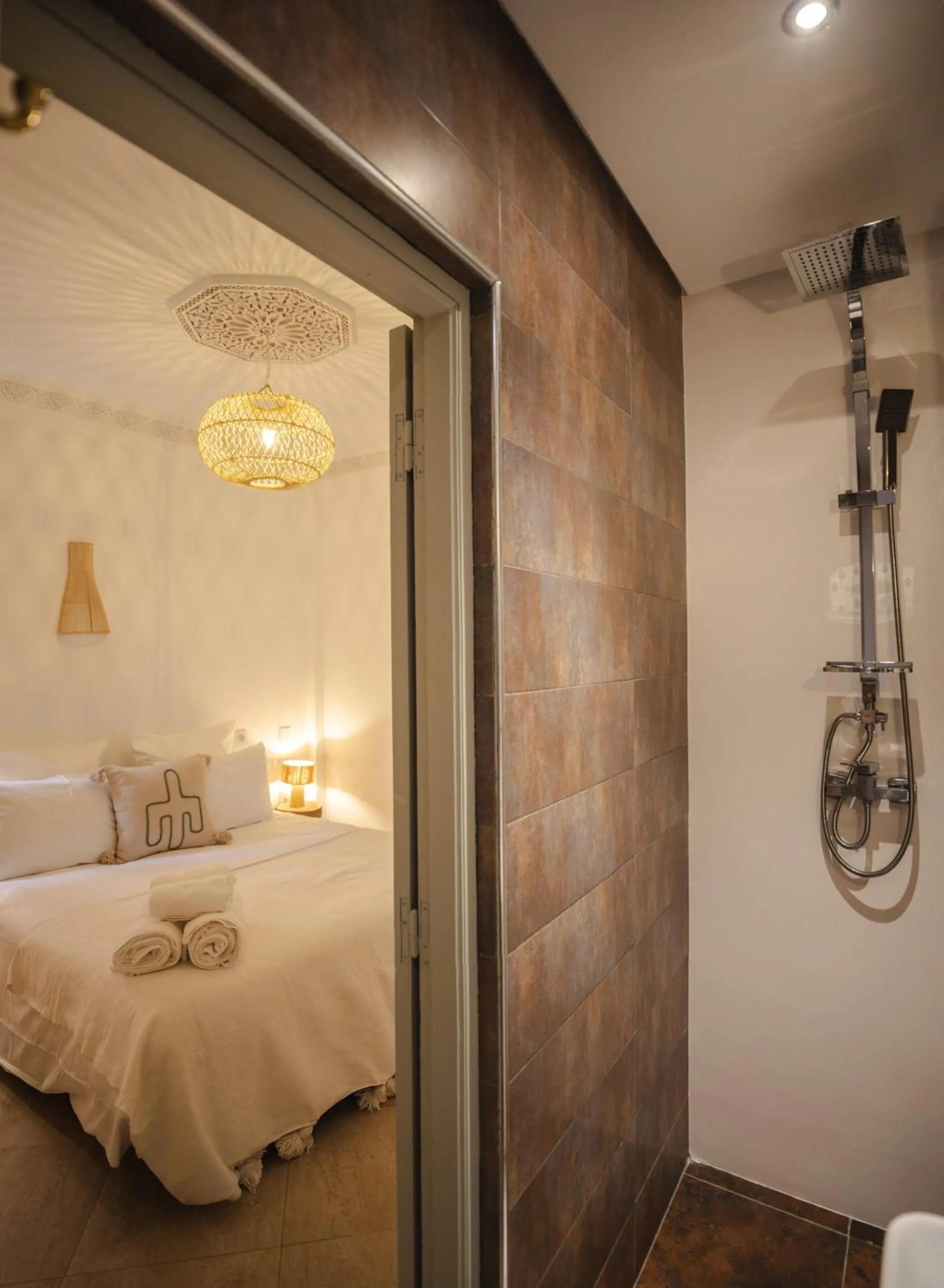 Shower, Bed in Riad M17 - Hammam & Spa