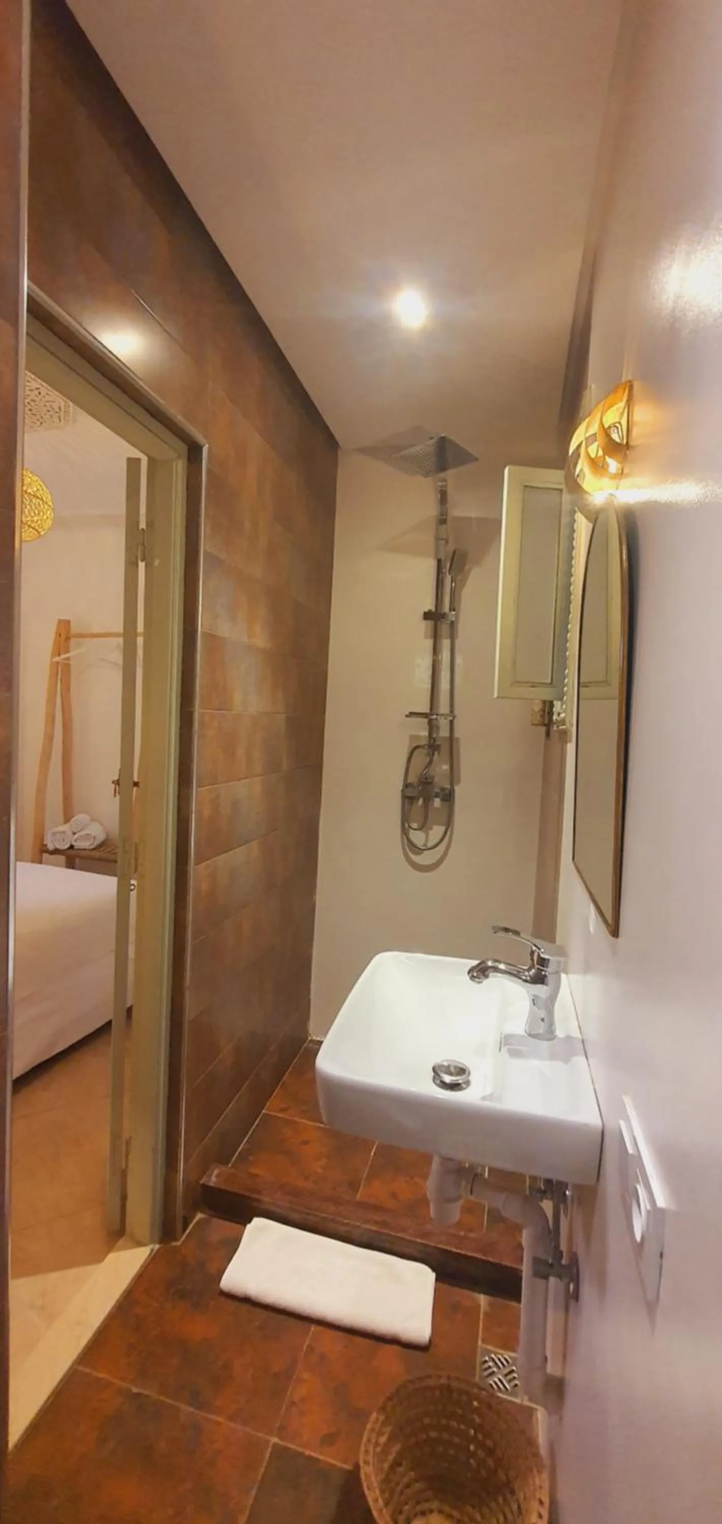 Shower, Bed in Riad M17 - Hammam & Spa