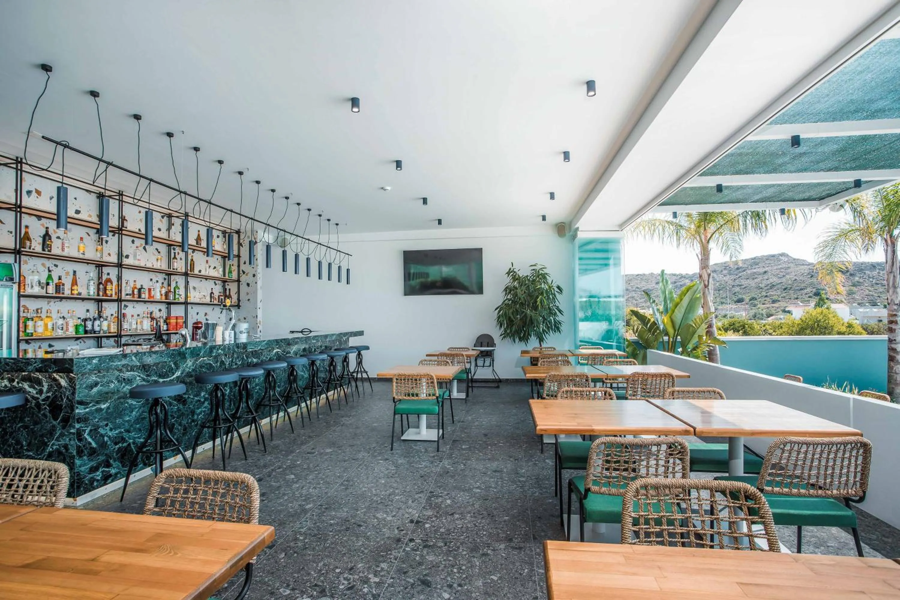 Restaurant/places to eat in Mazoren Art Hotel