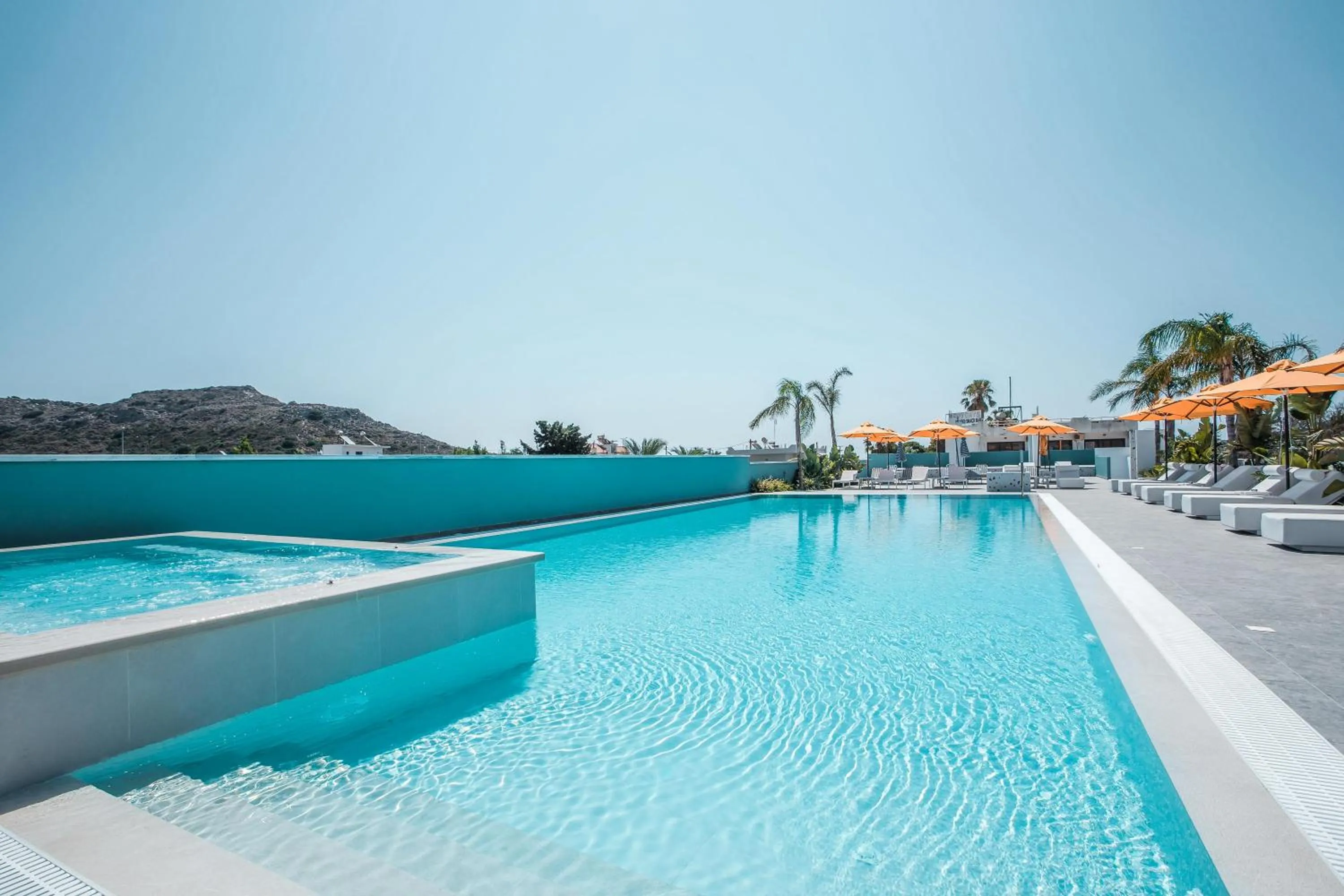 Swimming pool in Mazoren Art Hotel