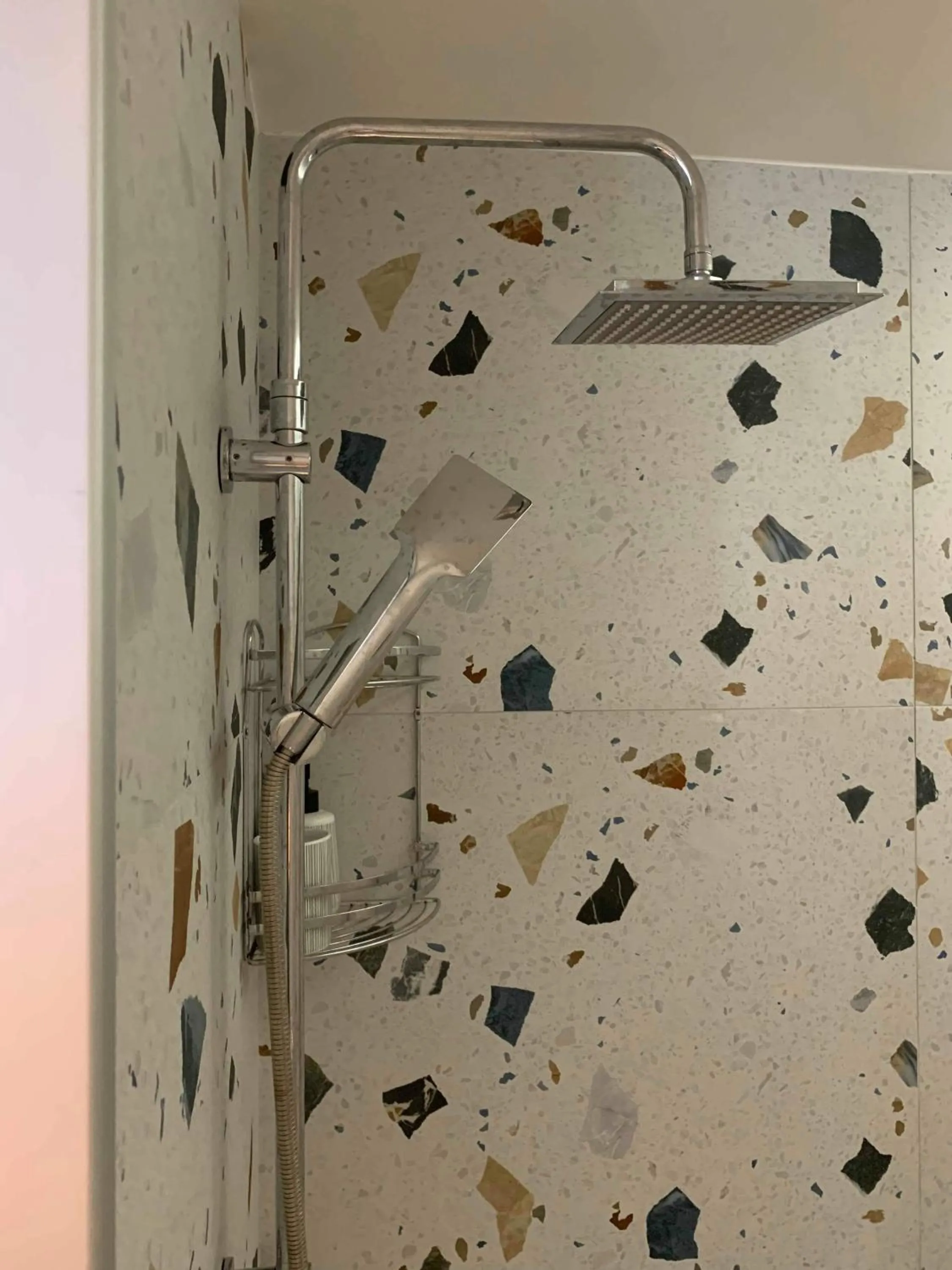 Shower in Mazoren Art Hotel