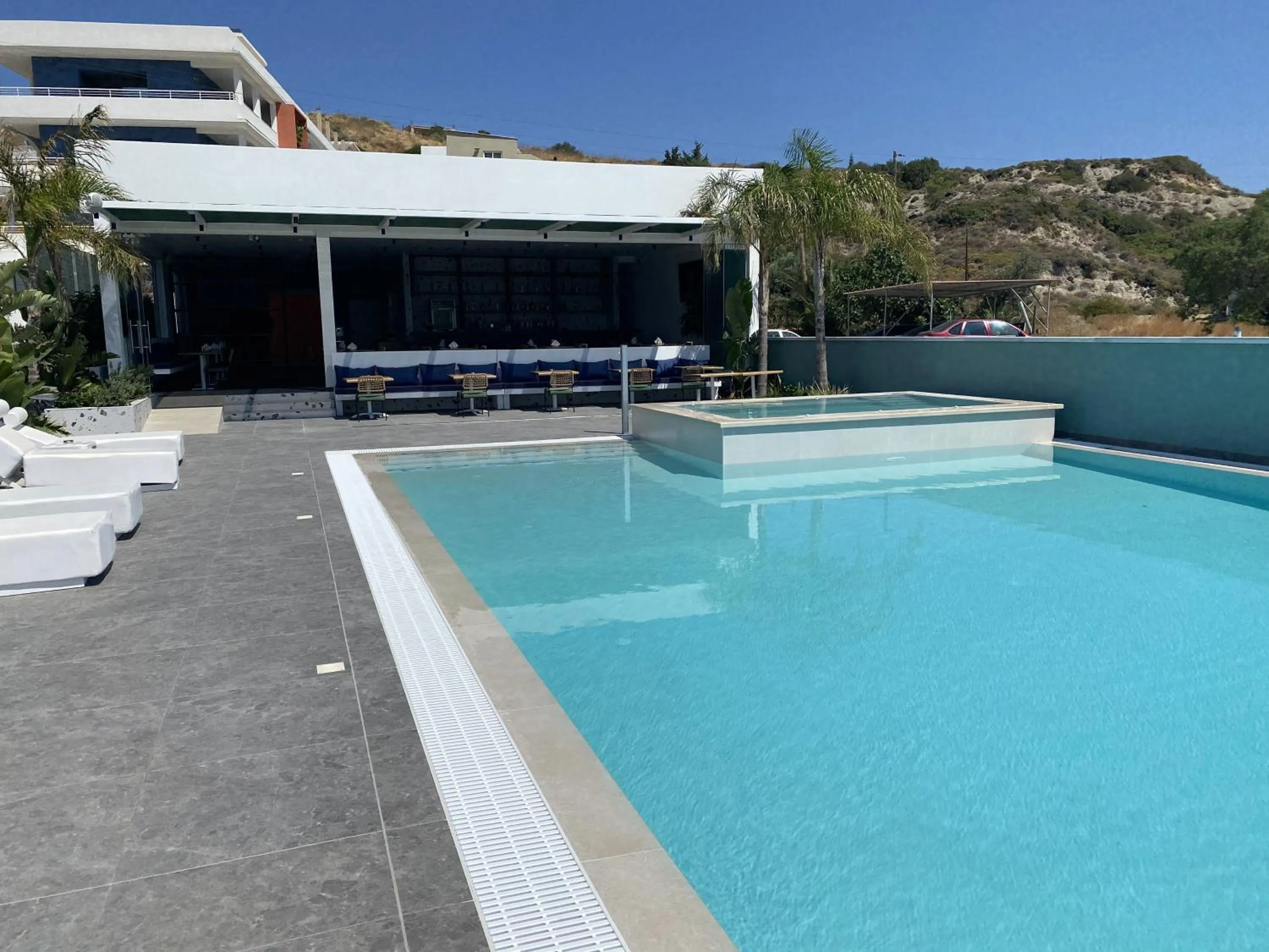 Swimming pool in Mazoren Art Hotel