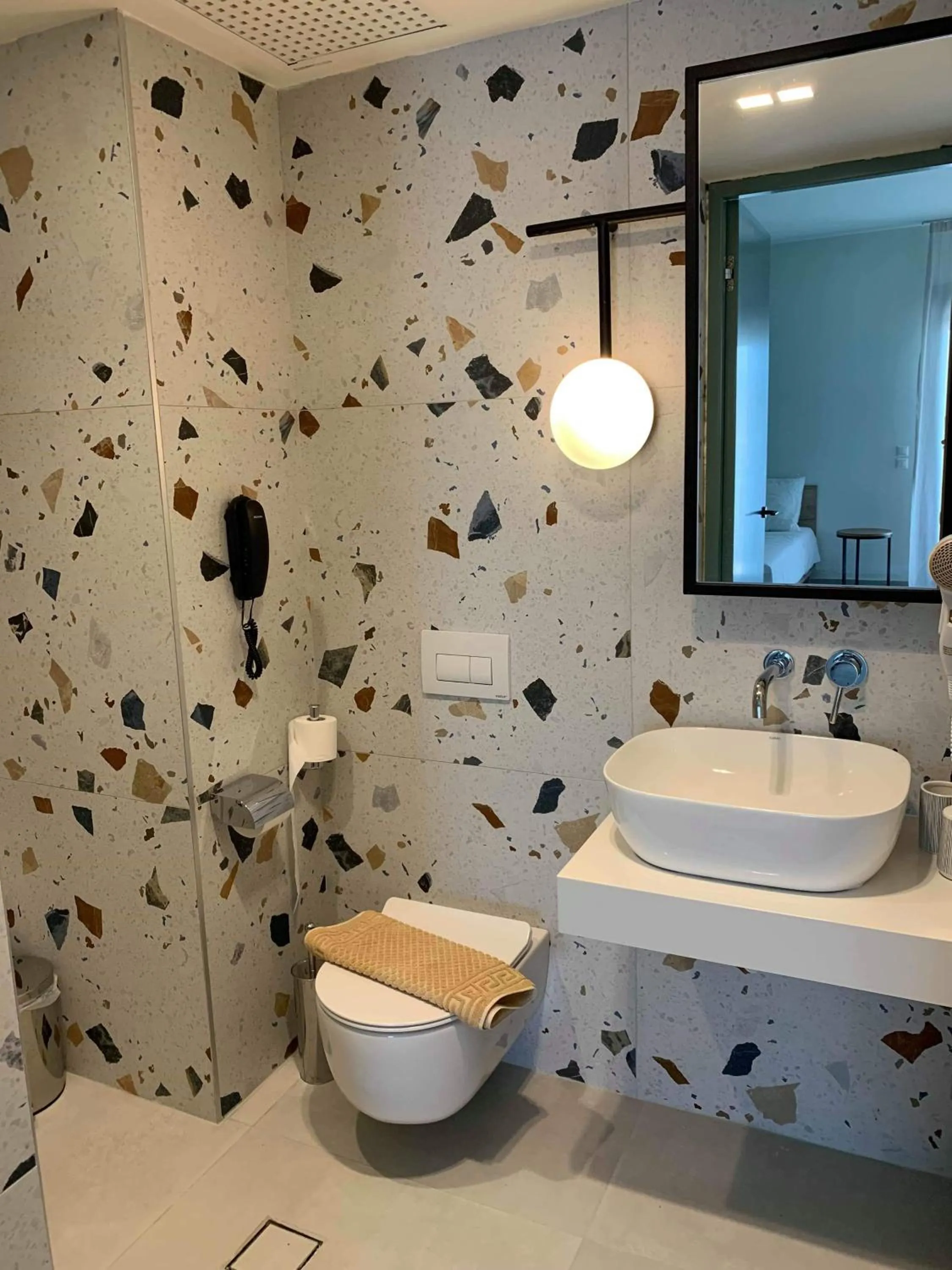 Toilet in Mazoren Art Hotel