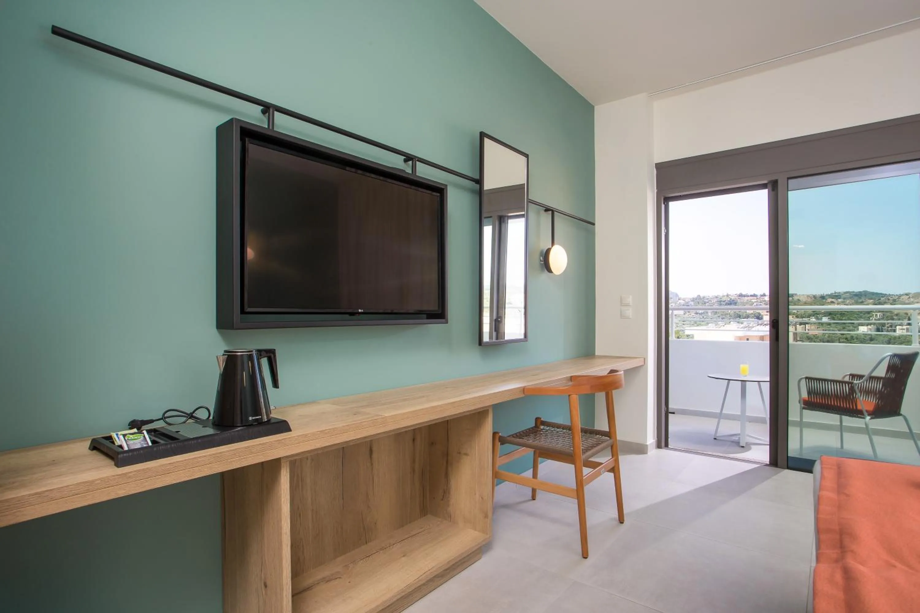 TV and multimedia in Mazoren Art Hotel