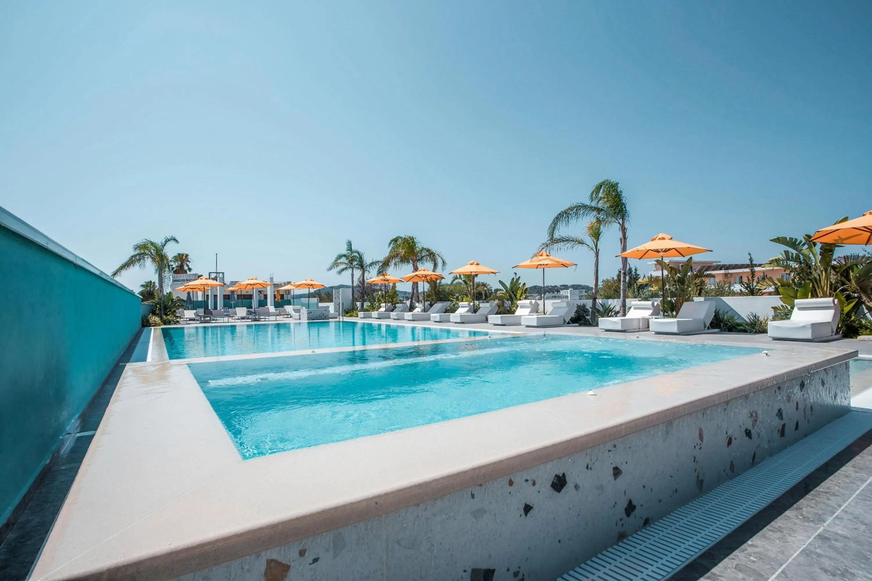 Swimming pool in Mazoren Art Hotel