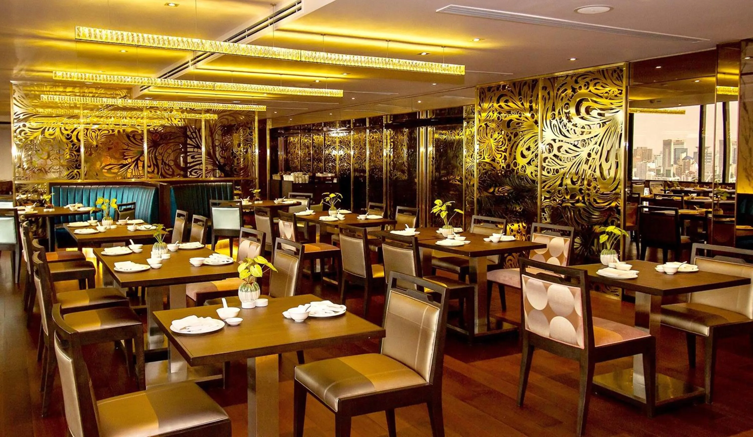 Restaurant/places to eat in Emporium Suites by Chatrium