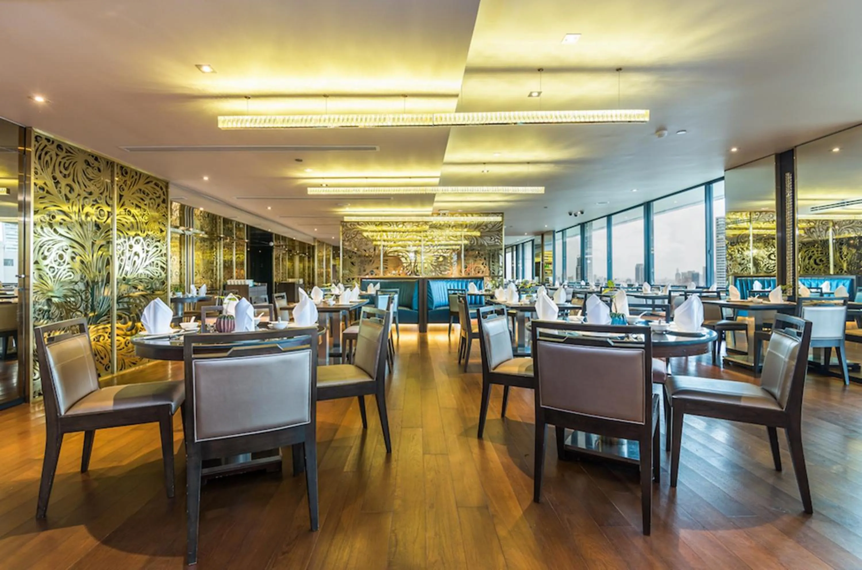 Restaurant/places to eat in Emporium Suites by Chatrium