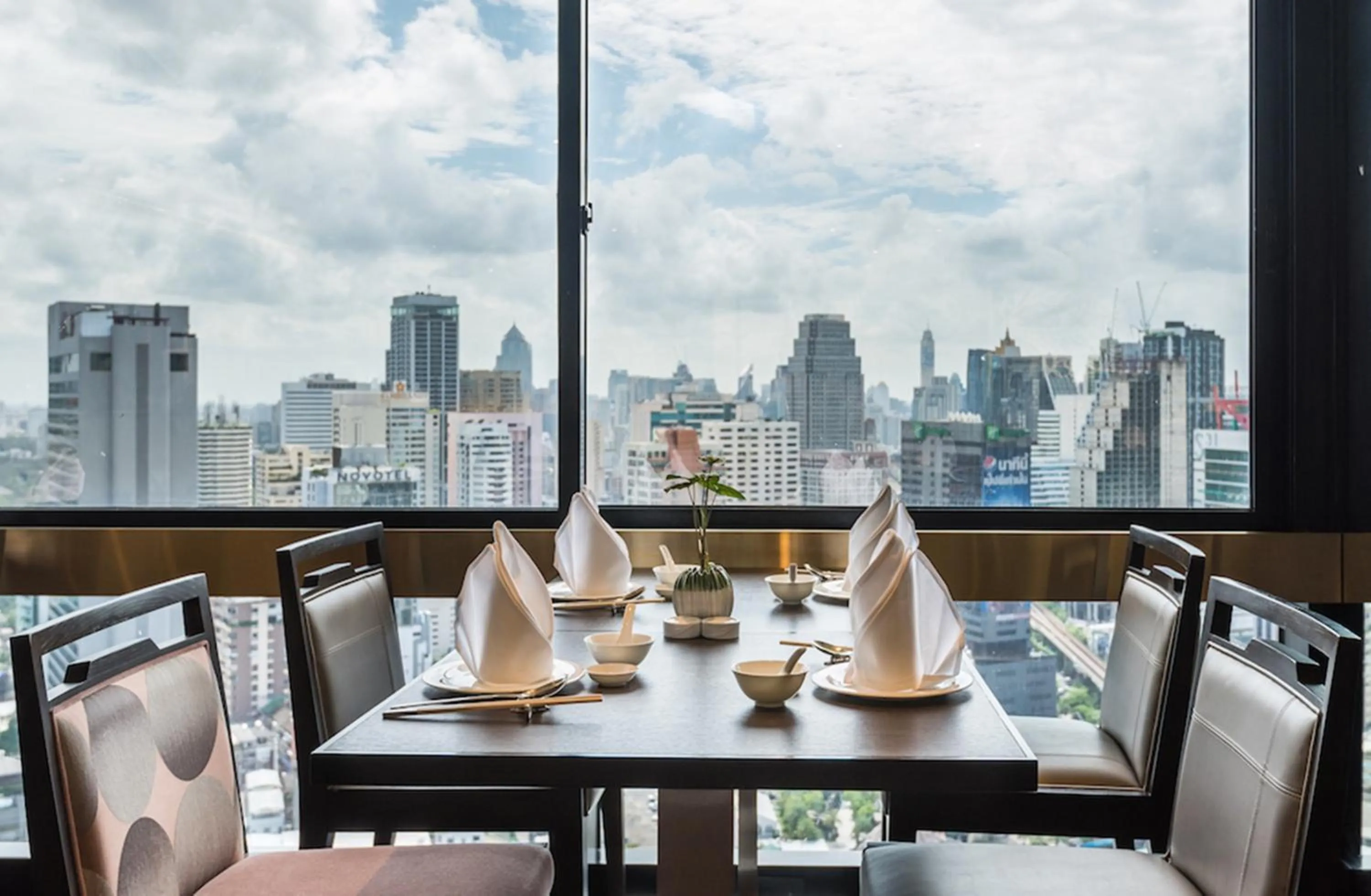 Restaurant/places to eat in Emporium Suites by Chatrium