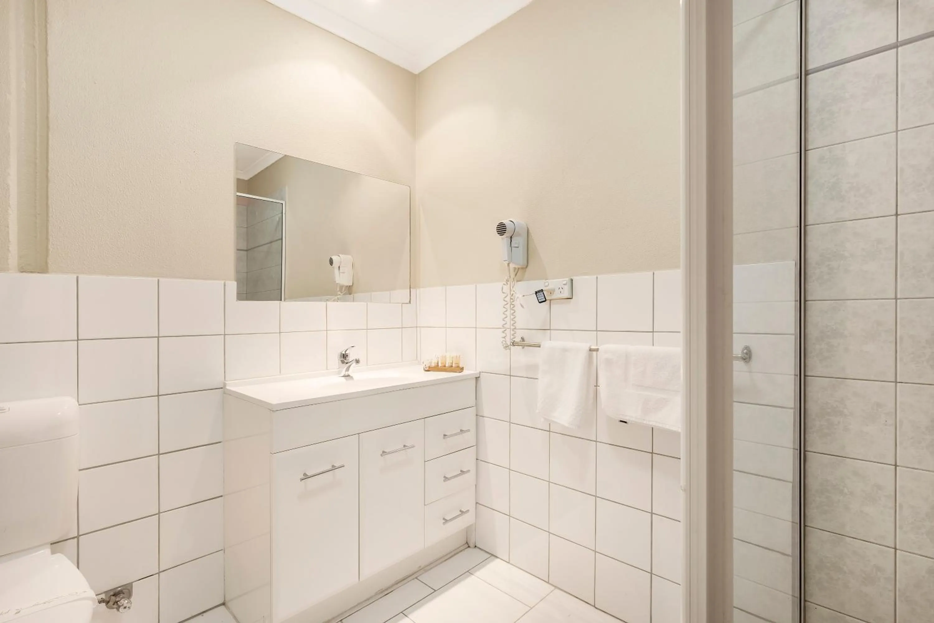 Bathroom in Ciloms Airport Lodge Melbourne Airport