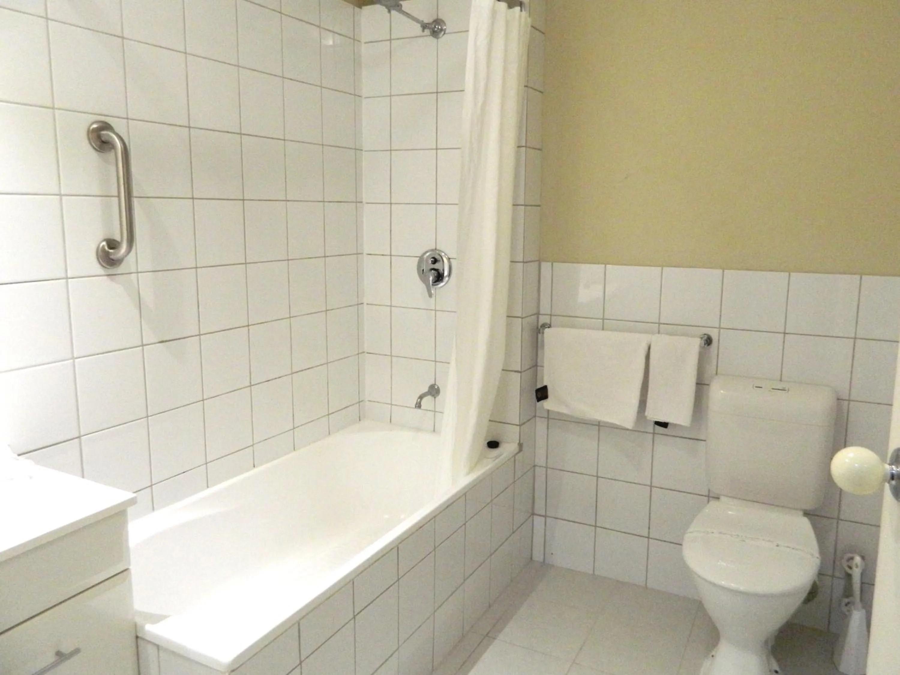 Bathroom in Ciloms Airport Lodge Melbourne Airport