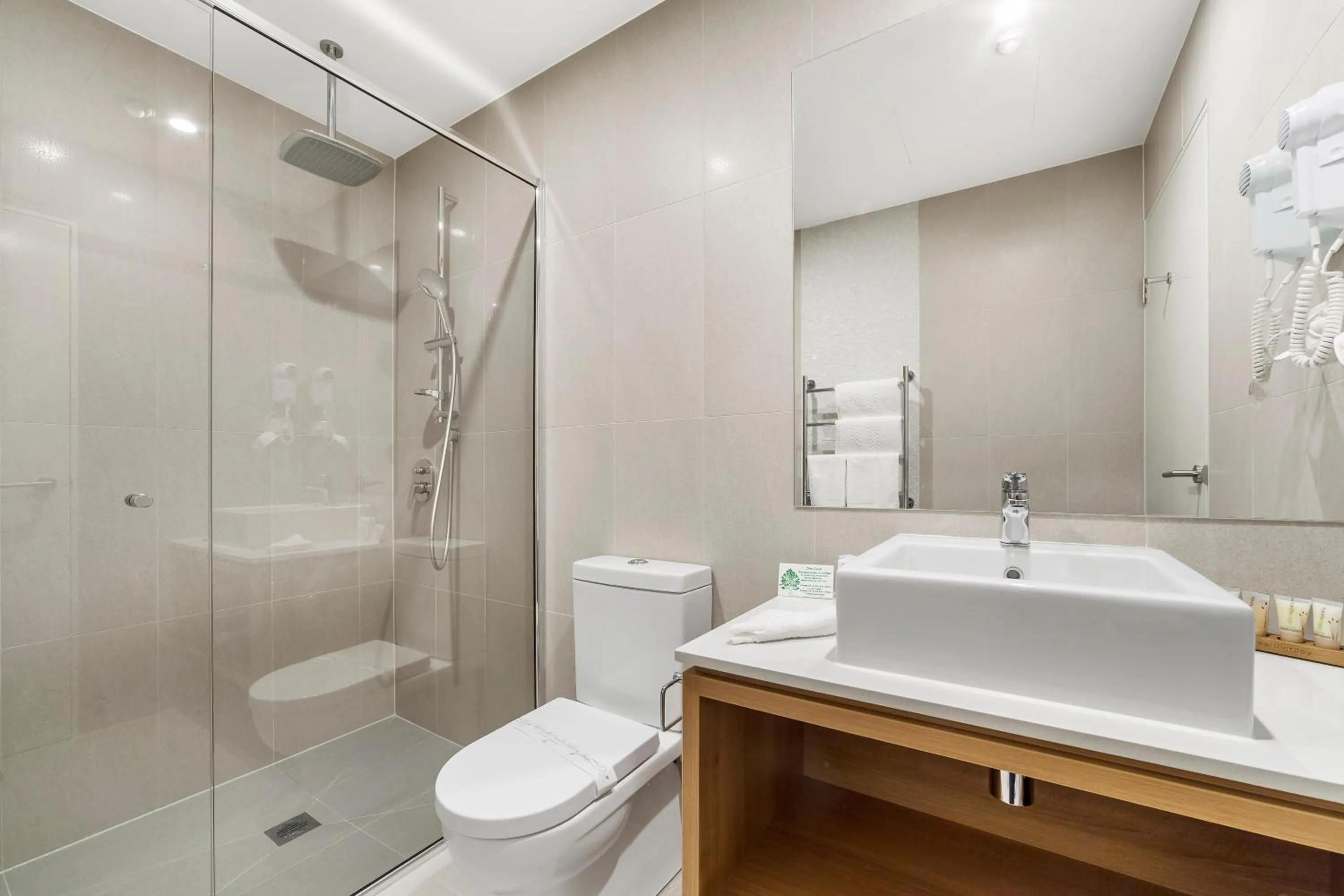 Bathroom in Ciloms Airport Lodge Melbourne Airport