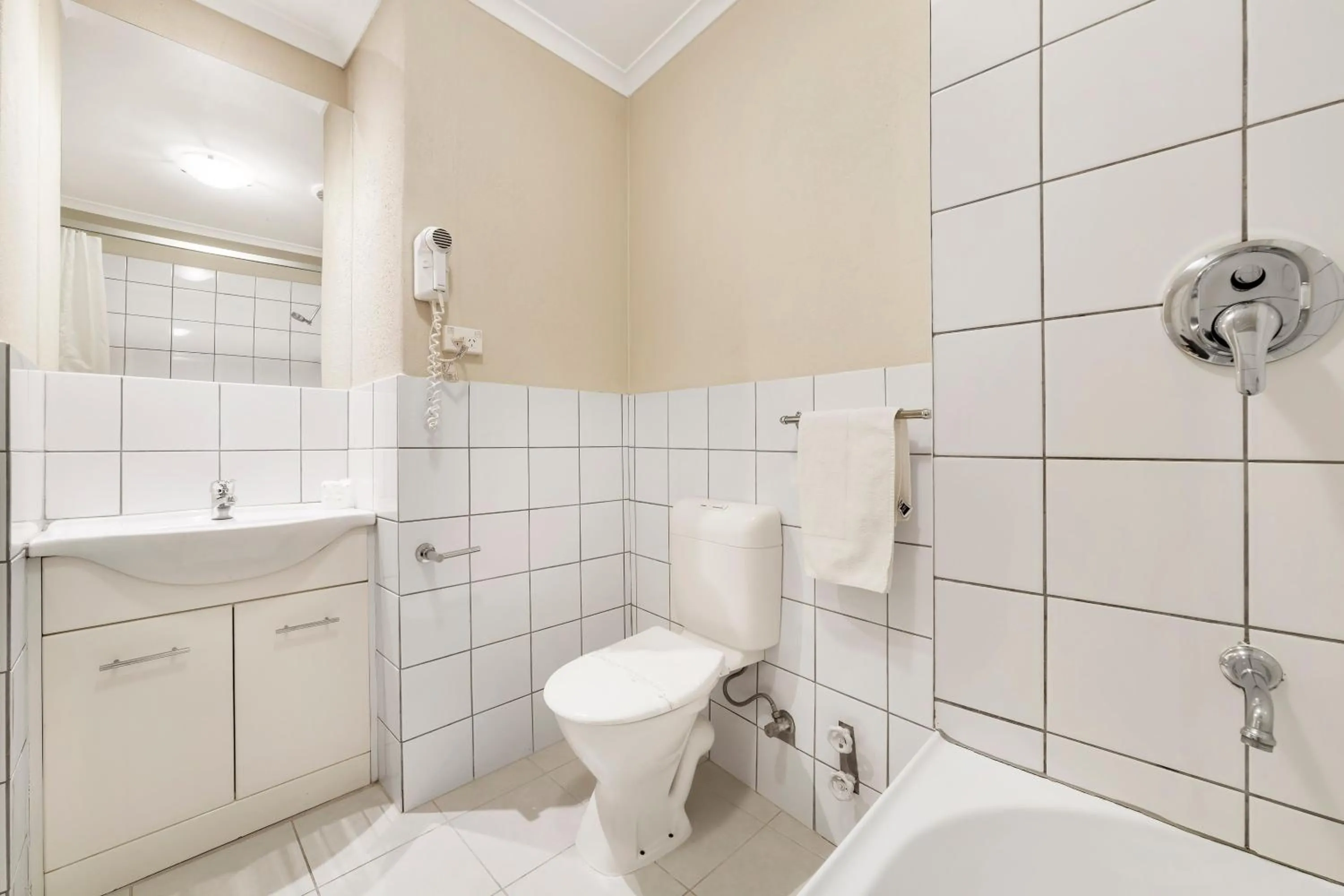 Bathroom in Ciloms Airport Lodge Melbourne Airport